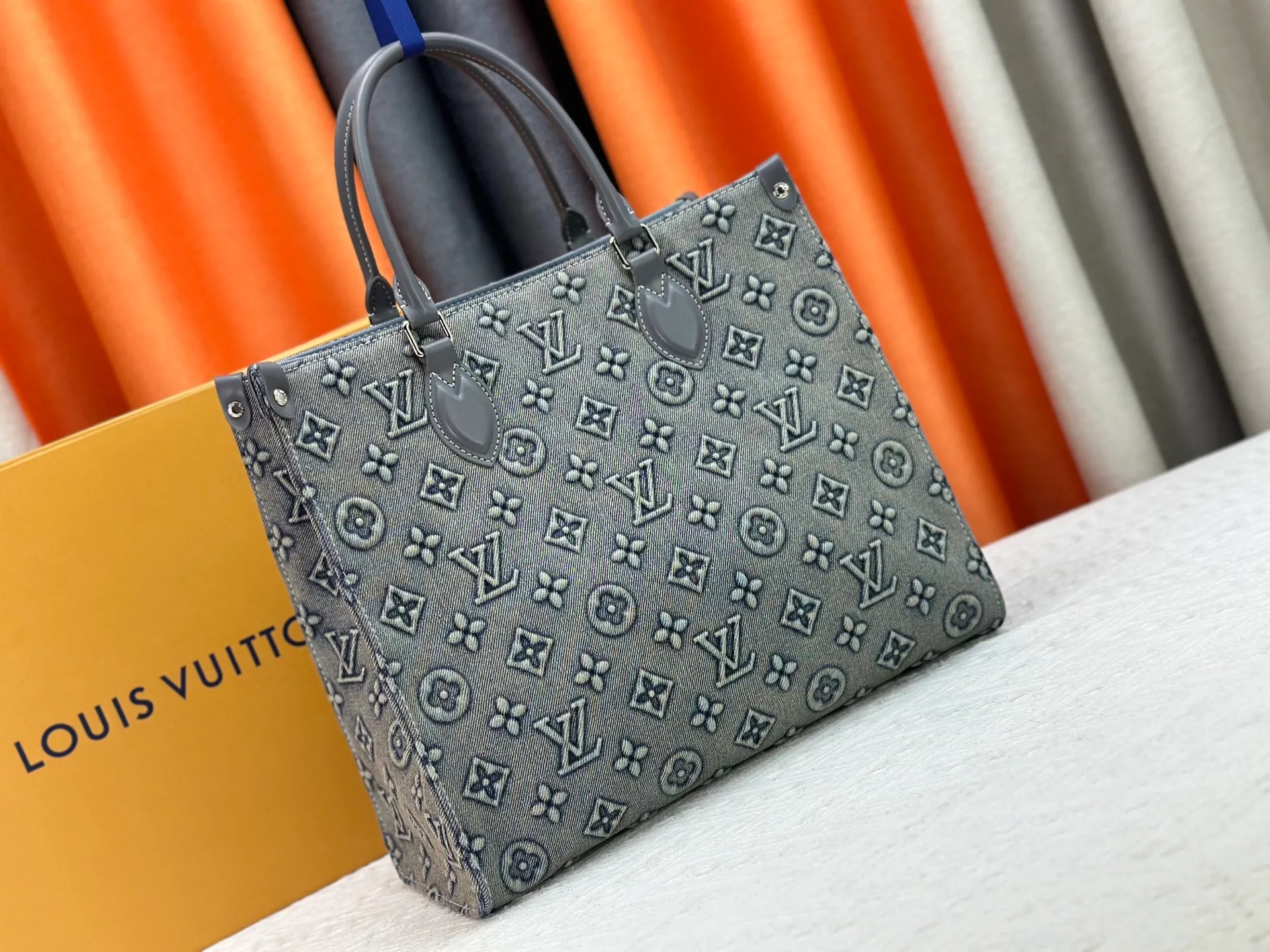 P380 Upgraded original M45039 This denim denim jacquard OnTheGo medium handbag is made of Monogram and Monogram Reverse canvas, with the Monogram Giant pattern embellished on it. The Toron handle and the jacquard textured shoulder strap decorated with the brand's logo create a visual contrast, and the detachable coin bag is suitable for storing change or small items. It combines fashionable charm with various functions, making it a good daily companion. 35.0 x 27.0 x 14 cm (length x height x width)