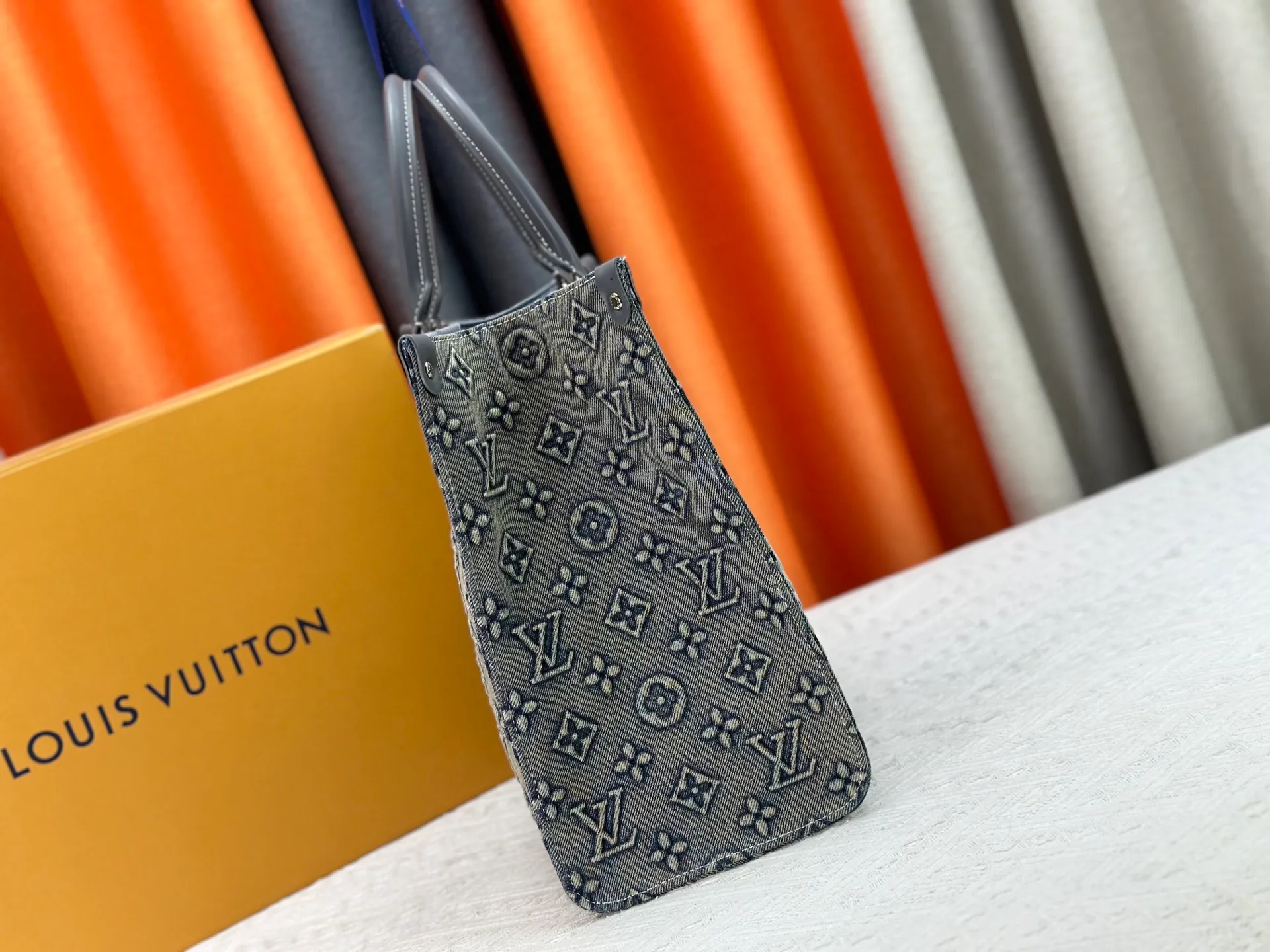 P380 Upgraded original M45039 This denim denim jacquard OnTheGo medium handbag is made of Monogram and Monogram Reverse canvas, with the Monogram Giant pattern embellished on it. The Toron handle and the jacquard textured shoulder strap decorated with the brand's logo create a visual contrast, and the detachable coin bag is suitable for storing change or small items. It combines fashionable charm with various functions, making it a good daily companion. 35.0 x 27.0 x 14 cm (length x height x width)