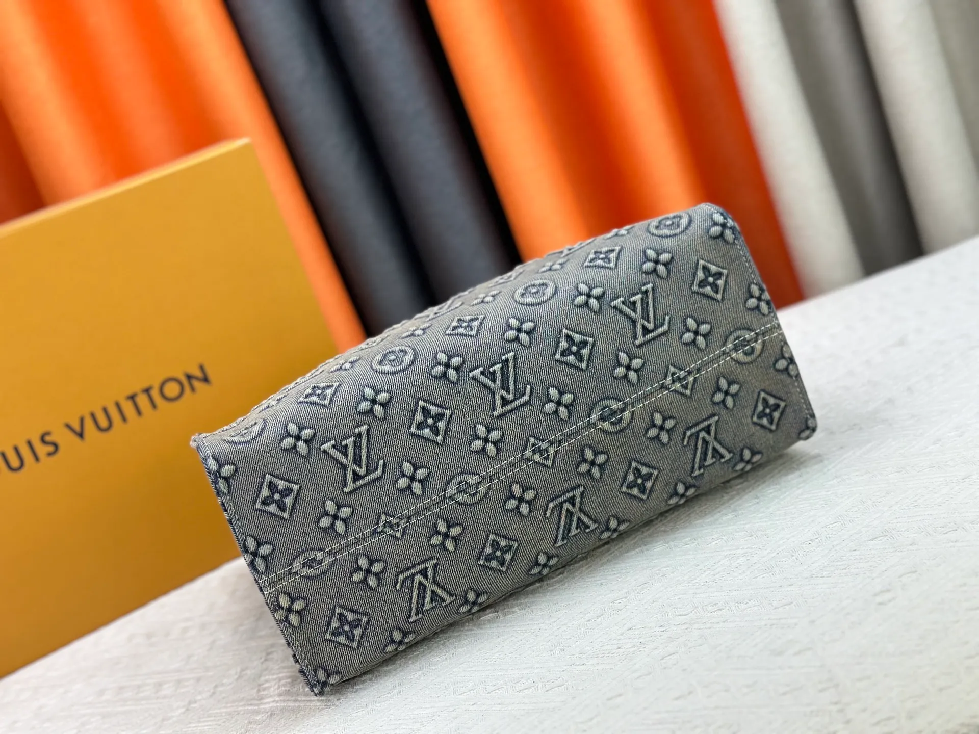 P380 Upgraded original M45039 This denim denim jacquard OnTheGo medium handbag is made of Monogram and Monogram Reverse canvas, with the Monogram Giant pattern embellished on it. The Toron handle and the jacquard textured shoulder strap decorated with the brand's logo create a visual contrast, and the detachable coin bag is suitable for storing change or small items. It combines fashionable charm with various functions, making it a good daily companion. 35.0 x 27.0 x 14 cm (length x height x width)