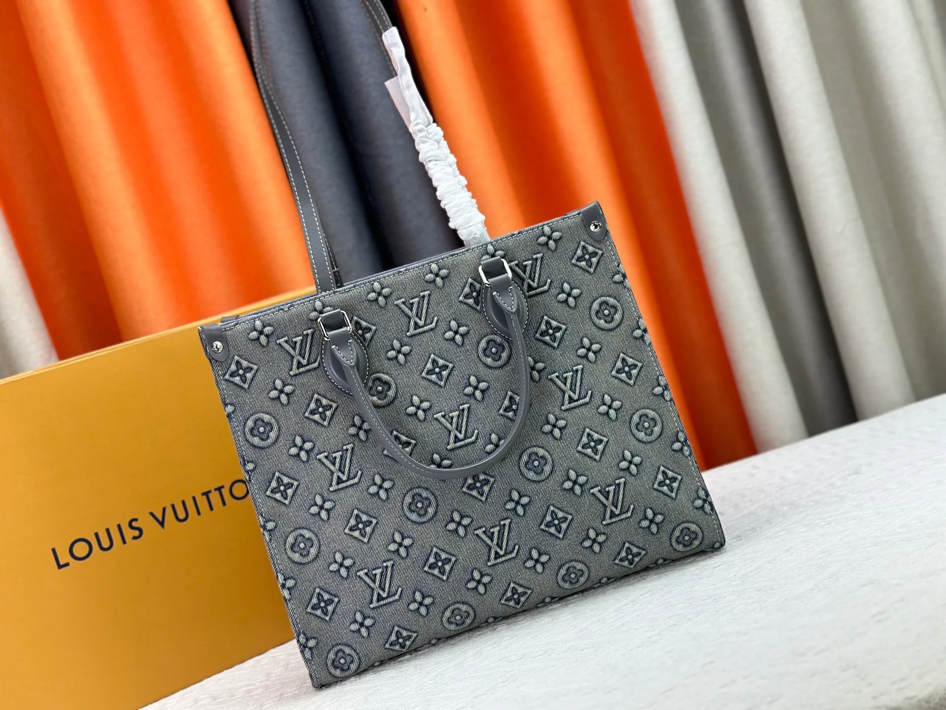 P380 Upgraded original M45039 This denim denim jacquard OnTheGo medium handbag is made of Monogram and Monogram Reverse canvas, with the Monogram Giant pattern embellished on it. The Toron handle and the jacquard textured shoulder strap decorated with the brand's logo create a visual contrast, and the detachable coin bag is suitable for storing change or small items. It combines fashionable charm with various functions, making it a good daily companion. 35.0 x 27.0 x 14 cm (length x height x width)