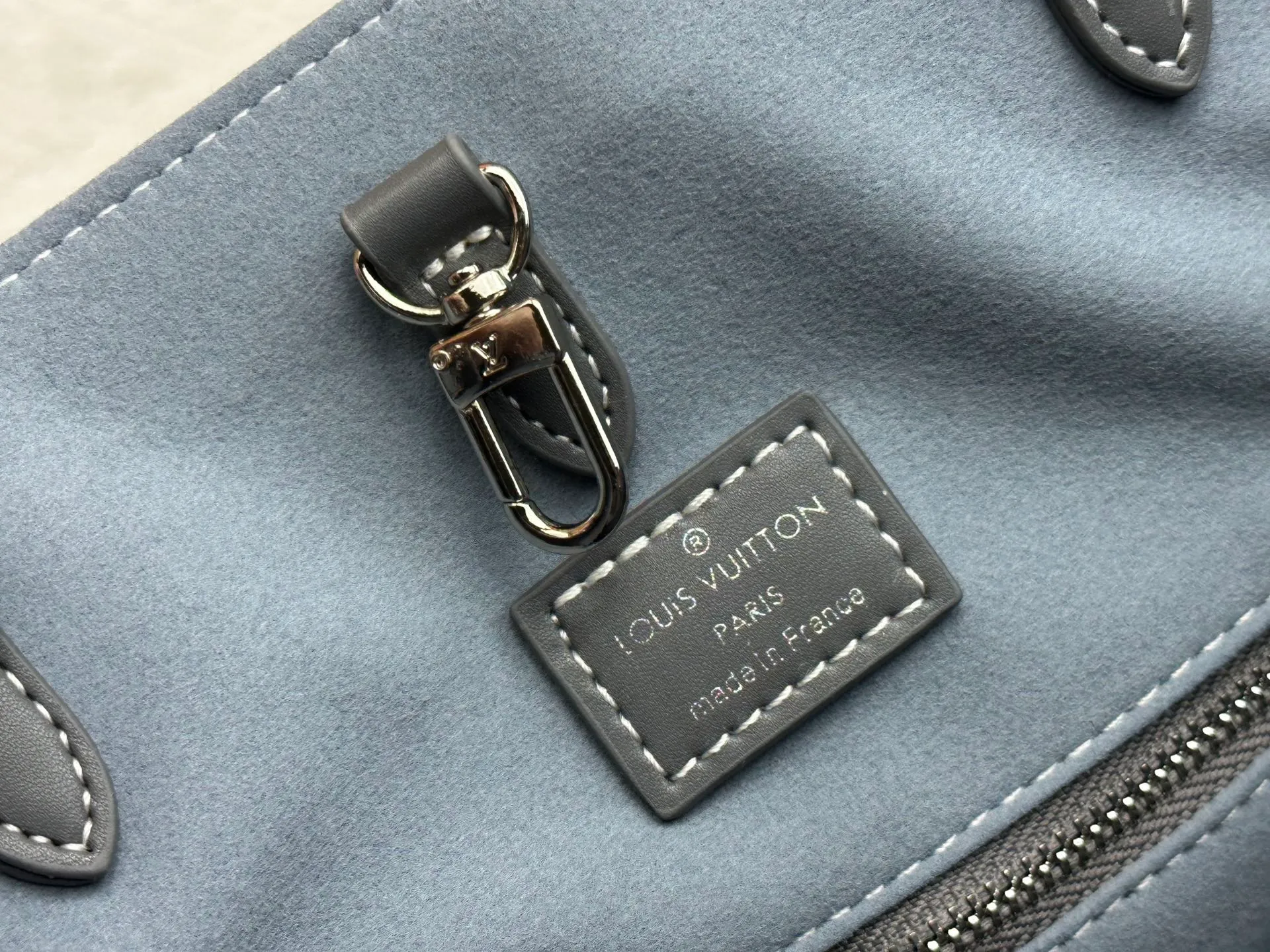 P380 Upgraded original M45039 This denim denim jacquard OnTheGo medium handbag is made of Monogram and Monogram Reverse canvas, with the Monogram Giant pattern embellished on it. The Toron handle and the jacquard textured shoulder strap decorated with the brand's logo create a visual contrast, and the detachable coin bag is suitable for storing change or small items. It combines fashionable charm with various functions, making it a good daily companion. 35.0 x 27.0 x 14 cm (length x height x width)