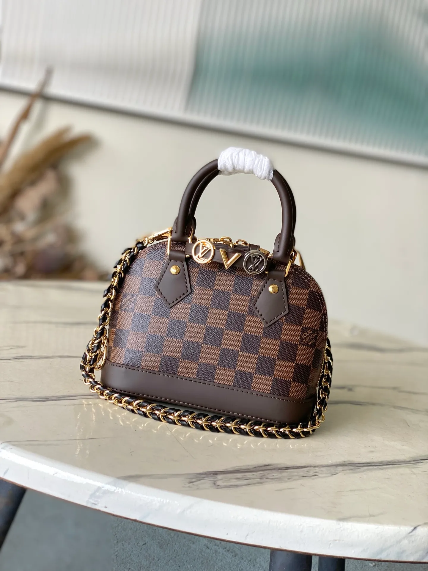💰1060 Top Original M14339 Cage LV&I Collection launches this customizable kit, featuring the iconic Alma in an exclusive mini size. Designed to create a personalized handbag that is unique to the wearer, there are seven styles to choose from, available in a range of colors and finishes. Next, choose a strap or chain before choosing add-ons like a mirrored name tag or a functional hair clip. Finally, three sliding charms are included, ranging from the iconic padlock to the colorful Vivienne mascot. Dimensions: 15x19.5x10 cm (LxHxW)