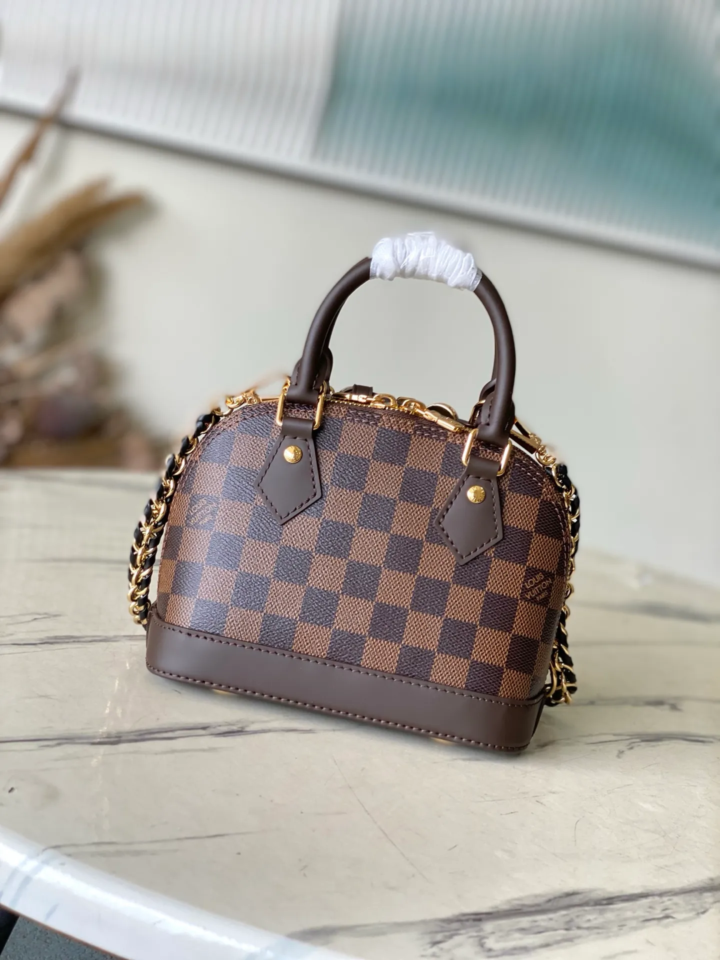 💰1060 Top Original M14339 Cage LV&I Collection launches this customizable kit, featuring the iconic Alma in an exclusive mini size. Designed to create a personalized handbag that is unique to the wearer, there are seven styles to choose from, available in a range of colors and finishes. Next, choose a strap or chain before choosing add-ons like a mirrored name tag or a functional hair clip. Finally, three sliding charms are included, ranging from the iconic padlock to the colorful Vivienne mascot. Dimensions: 15x19.5x10 cm (LxHxW)