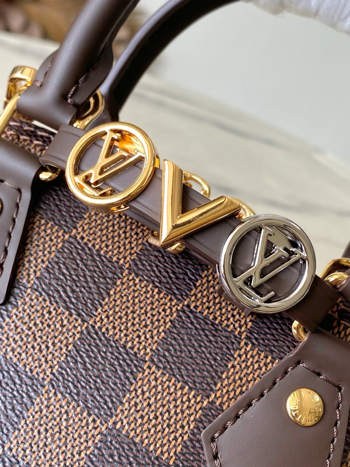 💰1060 Top Original M14339 Cage LV&I Collection launches this customizable kit, featuring the iconic Alma in an exclusive mini size. Designed to create a personalized handbag that is unique to the wearer, there are seven styles to choose from, available in a range of colors and finishes. Next, choose a strap or chain before choosing add-ons like a mirrored name tag or a functional hair clip. Finally, three sliding charms are included, ranging from the iconic padlock to the colorful Vivienne mascot. Dimensions: 15x19.5x10 cm (LxHxW)