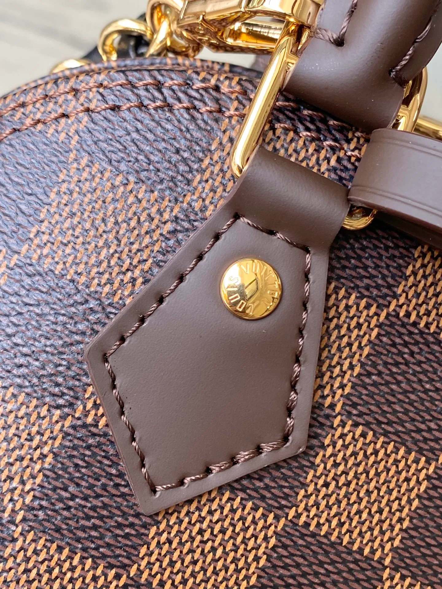 💰1060 Top Original M14339 Cage LV&I Collection launches this customizable kit, featuring the iconic Alma in an exclusive mini size. Designed to create a personalized handbag that is unique to the wearer, there are seven styles to choose from, available in a range of colors and finishes. Next, choose a strap or chain before choosing add-ons like a mirrored name tag or a functional hair clip. Finally, three sliding charms are included, ranging from the iconic padlock to the colorful Vivienne mascot. Dimensions: 15x19.5x10 cm (LxHxW)