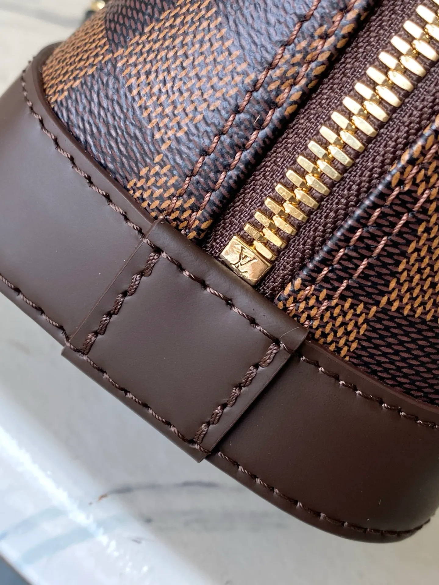 💰1060 Top Original M14339 Cage LV&I Collection launches this customizable kit, featuring the iconic Alma in an exclusive mini size. Designed to create a personalized handbag that is unique to the wearer, there are seven styles to choose from, available in a range of colors and finishes. Next, choose a strap or chain before choosing add-ons like a mirrored name tag or a functional hair clip. Finally, three sliding charms are included, ranging from the iconic padlock to the colorful Vivienne mascot. Dimensions: 15x19.5x10 cm (LxHxW)