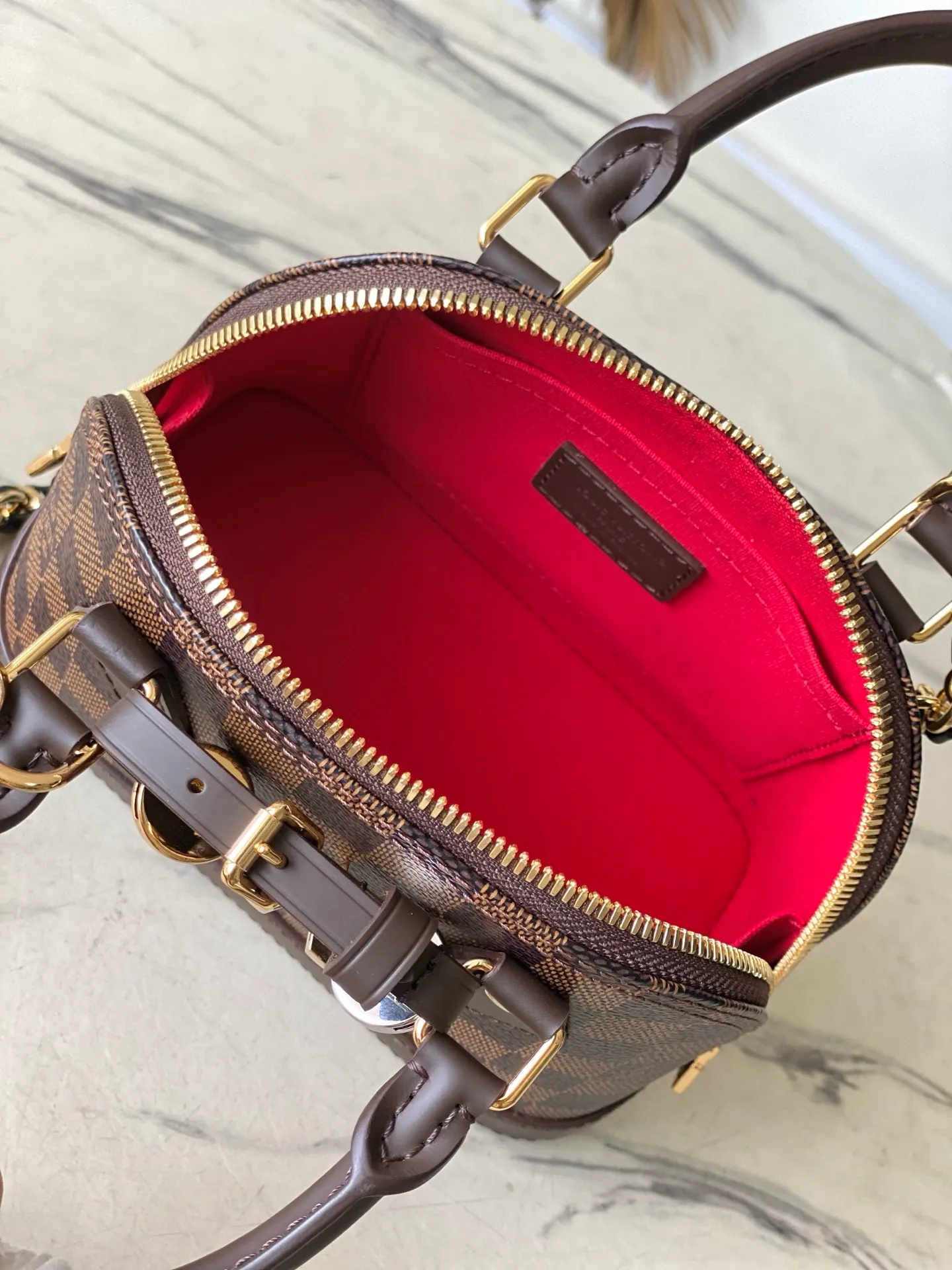 💰1060 Top Original M14339 Cage LV&I Collection launches this customizable kit, featuring the iconic Alma in an exclusive mini size. Designed to create a personalized handbag that is unique to the wearer, there are seven styles to choose from, available in a range of colors and finishes. Next, choose a strap or chain before choosing add-ons like a mirrored name tag or a functional hair clip. Finally, three sliding charms are included, ranging from the iconic padlock to the colorful Vivienne mascot. Dimensions: 15x19.5x10 cm (LxHxW)
