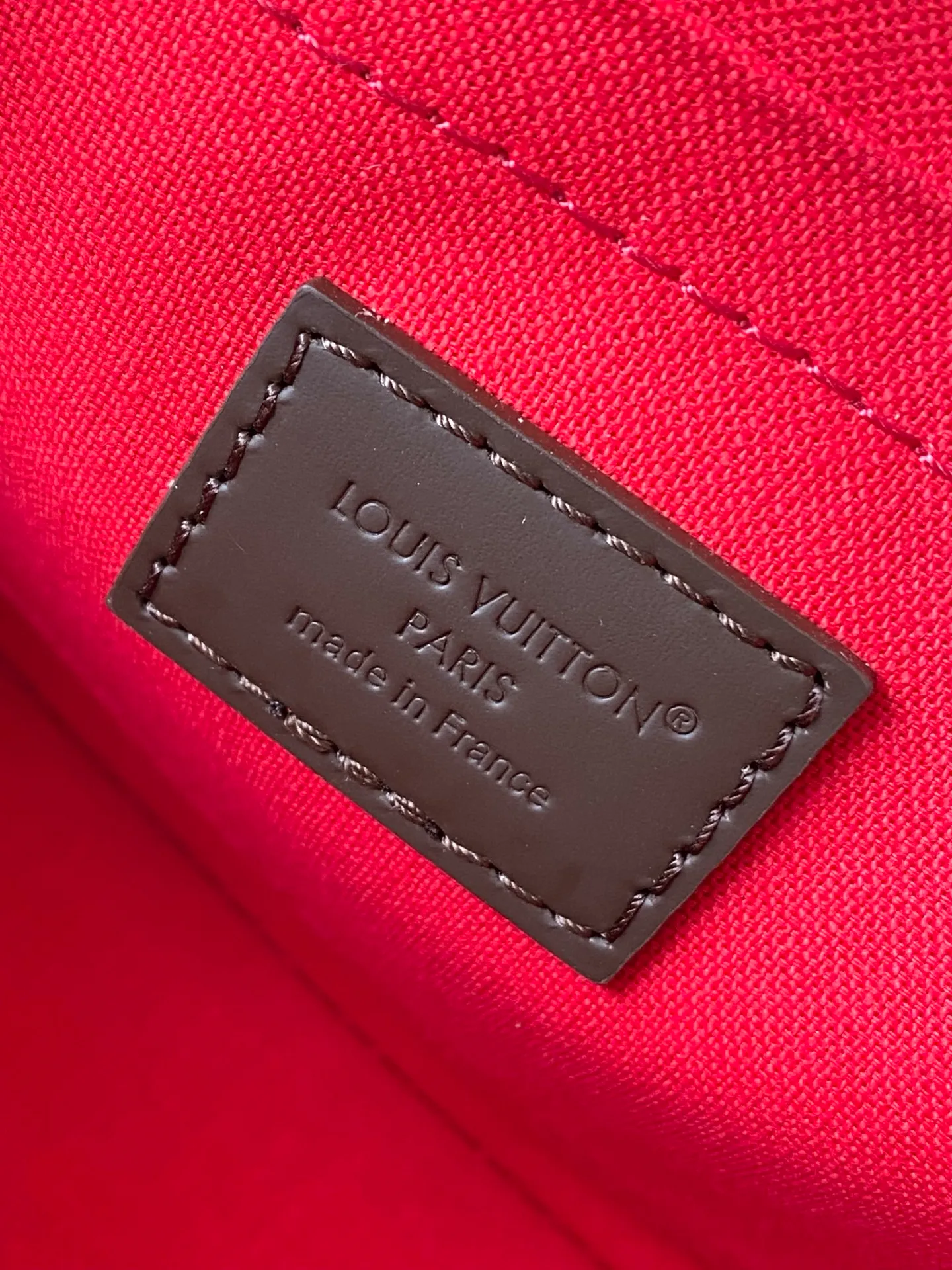 💰1060 Top Original M14339 Cage LV&I Collection launches this customizable kit, featuring the iconic Alma in an exclusive mini size. Designed to create a personalized handbag that is unique to the wearer, there are seven styles to choose from, available in a range of colors and finishes. Next, choose a strap or chain before choosing add-ons like a mirrored name tag or a functional hair clip. Finally, three sliding charms are included, ranging from the iconic padlock to the colorful Vivienne mascot. Dimensions: 15x19.5x10 cm (LxHxW)