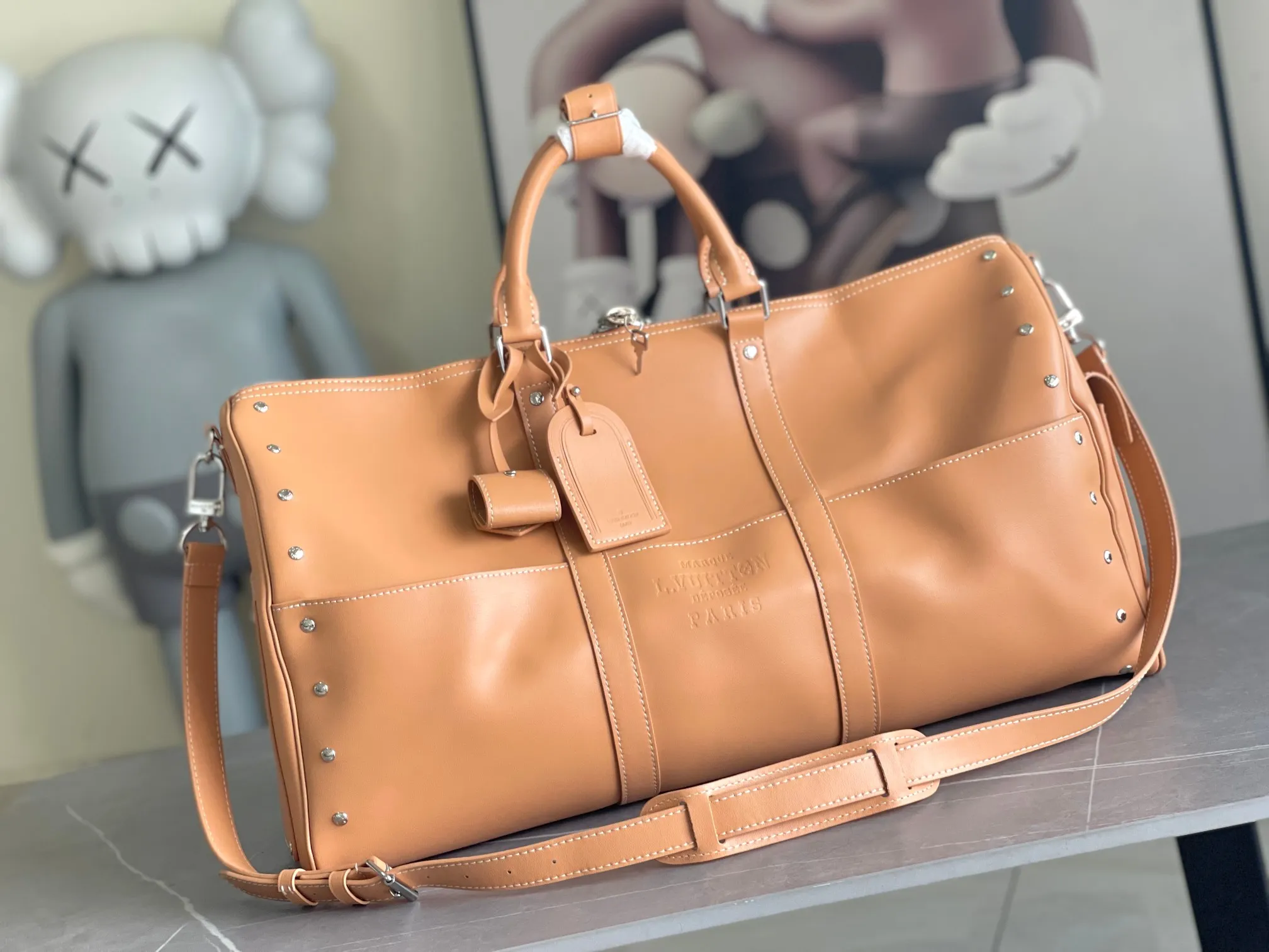 💰1480 (first-grain leather) Top original order M11767 KEEPALL 50 travel bag (with shoulder strap) This KEEPALL travel bag, designed in collaboration with Japanese designer Hiroshi Fujiwara, combines the traditional elements of the brand - Monogram pattern - with a modern feel. The travel bag has rhombus edging, pocket stitching and two-color hardware Rainbow decoration - both fashionable and dynamic style. Carry-on luggage size, ample capacity, perfect for travel. The perfect companion for three days. size 50/29/22cm