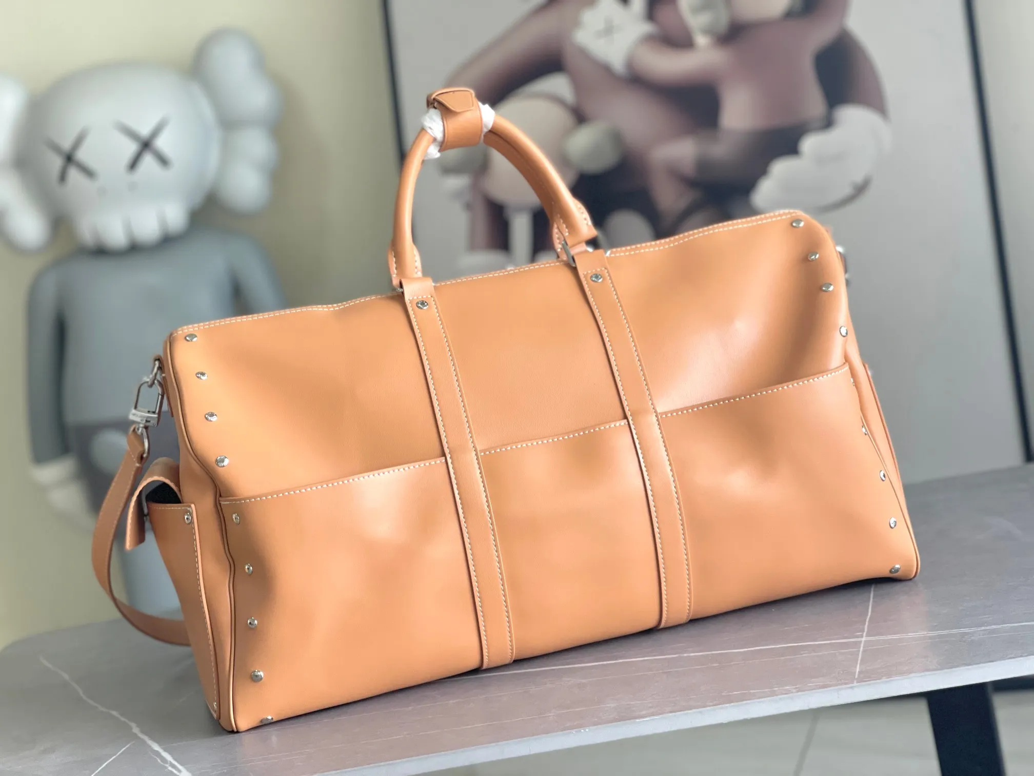 💰1480 (first-grain leather) Top original order M11767 KEEPALL 50 travel bag (with shoulder strap) This KEEPALL travel bag, designed in collaboration with Japanese designer Hiroshi Fujiwara, combines the traditional elements of the brand - Monogram pattern - with a modern feel. The travel bag has rhombus edging, pocket stitching and two-color hardware Rainbow decoration - both fashionable and dynamic style. Carry-on luggage size, ample capacity, perfect for travel. The perfect companion for three days. size 50/29/22cm