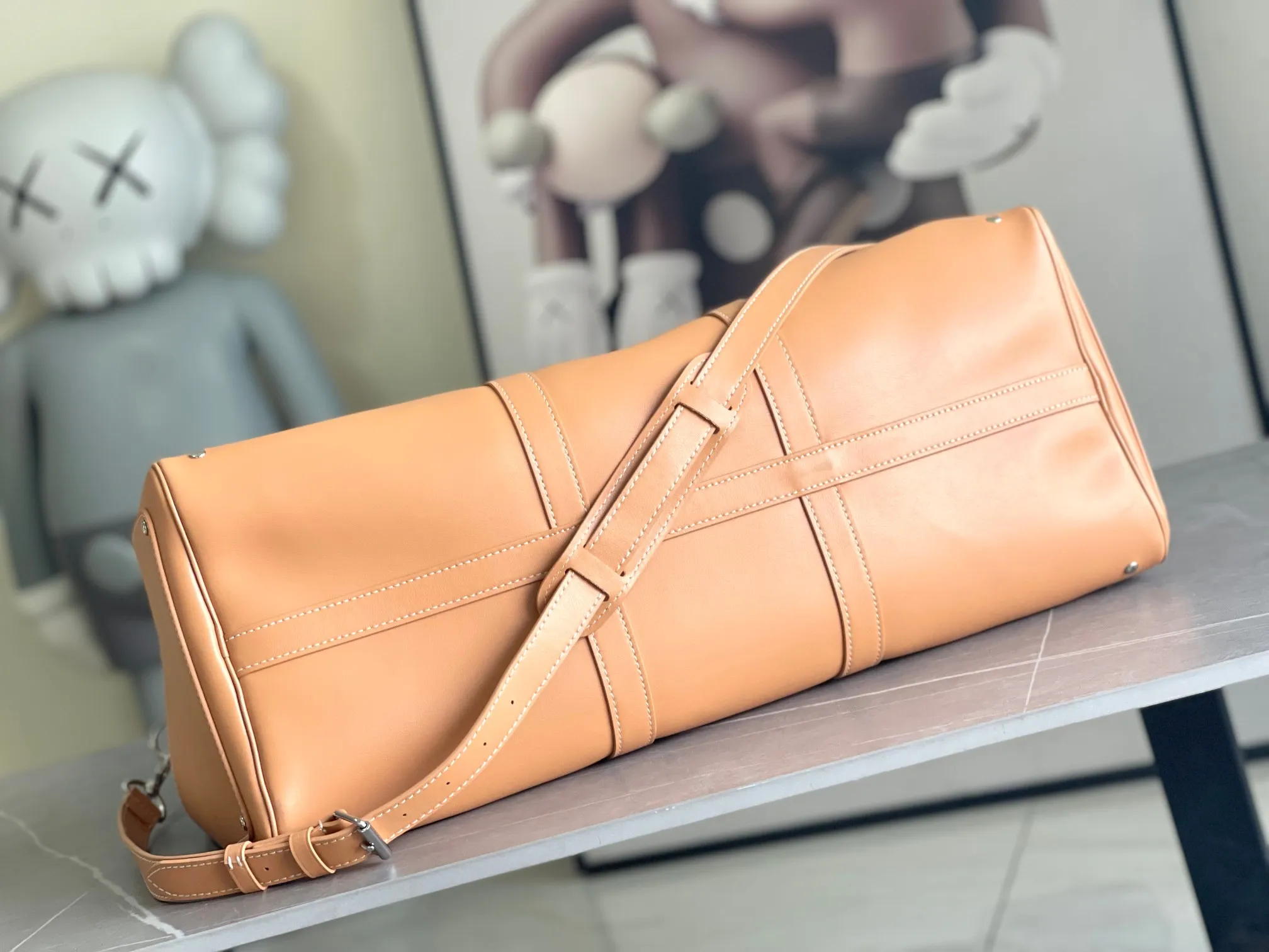 💰1480 (first-grain leather) Top original order M11767 KEEPALL 50 travel bag (with shoulder strap) This KEEPALL travel bag, designed in collaboration with Japanese designer Hiroshi Fujiwara, combines the traditional elements of the brand - Monogram pattern - with a modern feel. The travel bag has rhombus edging, pocket stitching and two-color hardware Rainbow decoration - both fashionable and dynamic style. Carry-on luggage size, ample capacity, perfect for travel. The perfect companion for three days. size 50/29/22cm