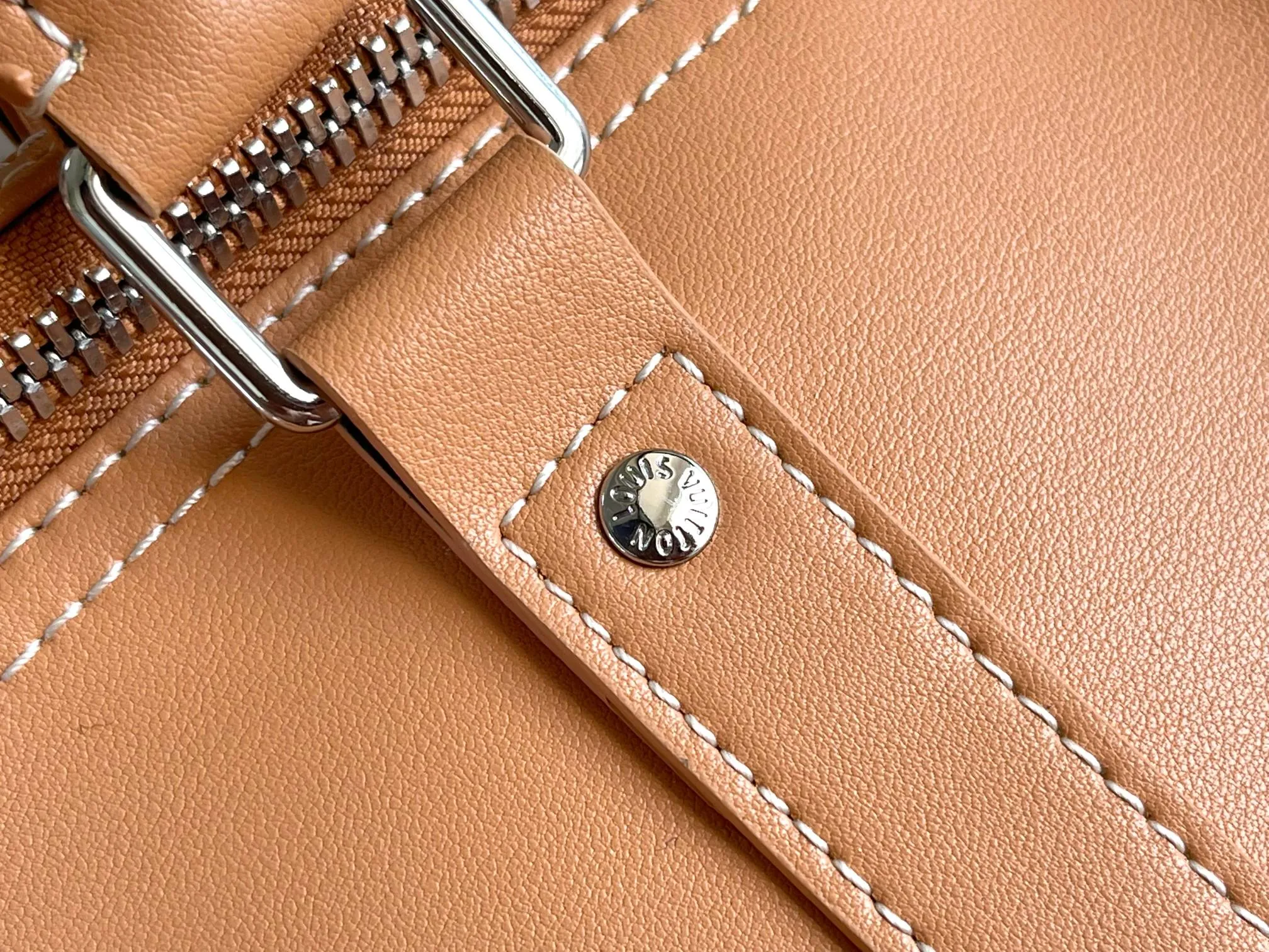 💰1480 (first-grain leather) Top original order M11767 KEEPALL 50 travel bag (with shoulder strap) This KEEPALL travel bag, designed in collaboration with Japanese designer Hiroshi Fujiwara, combines the traditional elements of the brand - Monogram pattern - with a modern feel. The travel bag has rhombus edging, pocket stitching and two-color hardware Rainbow decoration - both fashionable and dynamic style. Carry-on luggage size, ample capacity, perfect for travel. The perfect companion for three days. size 50/29/22cm