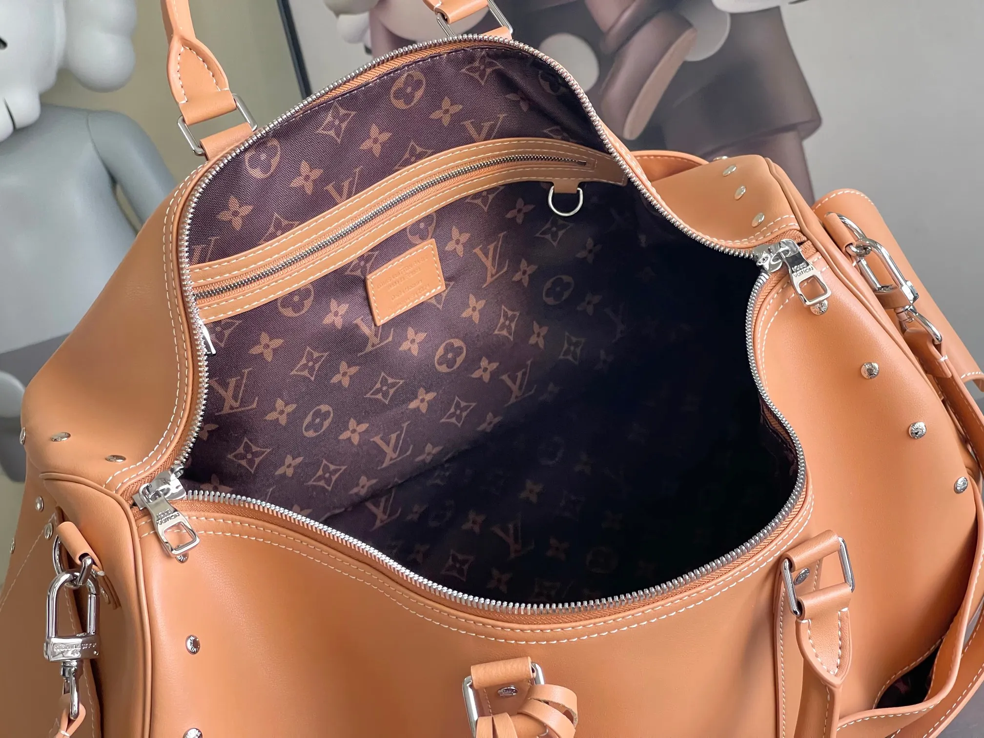 💰1480 (first-grain leather) Top original order M11767 KEEPALL 50 travel bag (with shoulder strap) This KEEPALL travel bag, designed in collaboration with Japanese designer Hiroshi Fujiwara, combines the traditional elements of the brand - Monogram pattern - with a modern feel. The travel bag has rhombus edging, pocket stitching and two-color hardware Rainbow decoration - both fashionable and dynamic style. Carry-on luggage size, ample capacity, perfect for travel. The perfect companion for three days. size 50/29/22cm