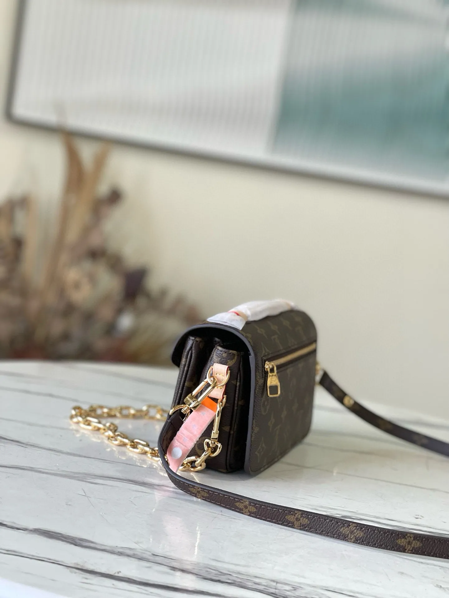 💰800 (Steel Hardware) Top Original M46279 Presbyopia Pochette Métis East West handbag is made of Monogram canvas, cow leather trim and S-lock lock. While continuing the classic elements, it also has modern details such as a short chain on the shoulder. Generously constructed with compartments, zippered interior and exterior pockets to easily store your iPhone 13. Dimensions: 21.5 x 13.5 x 6 cm