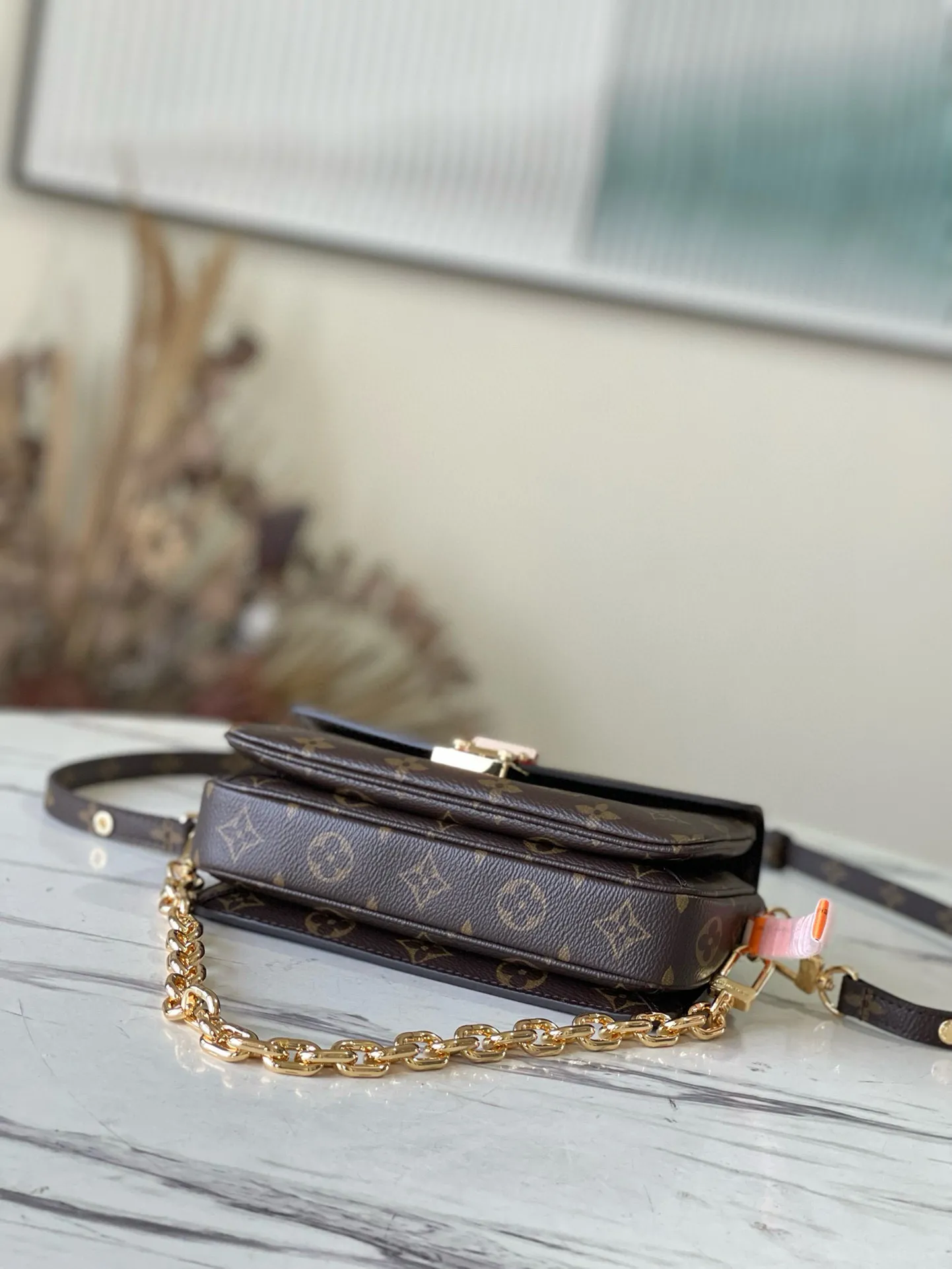 💰800 (Steel Hardware) Top Original M46279 Presbyopia Pochette Métis East West handbag is made of Monogram canvas, cow leather trim and S-lock lock. While continuing the classic elements, it also has modern details such as a short chain on the shoulder. Generously constructed with compartments, zippered interior and exterior pockets to easily store your iPhone 13. Dimensions: 21.5 x 13.5 x 6 cm