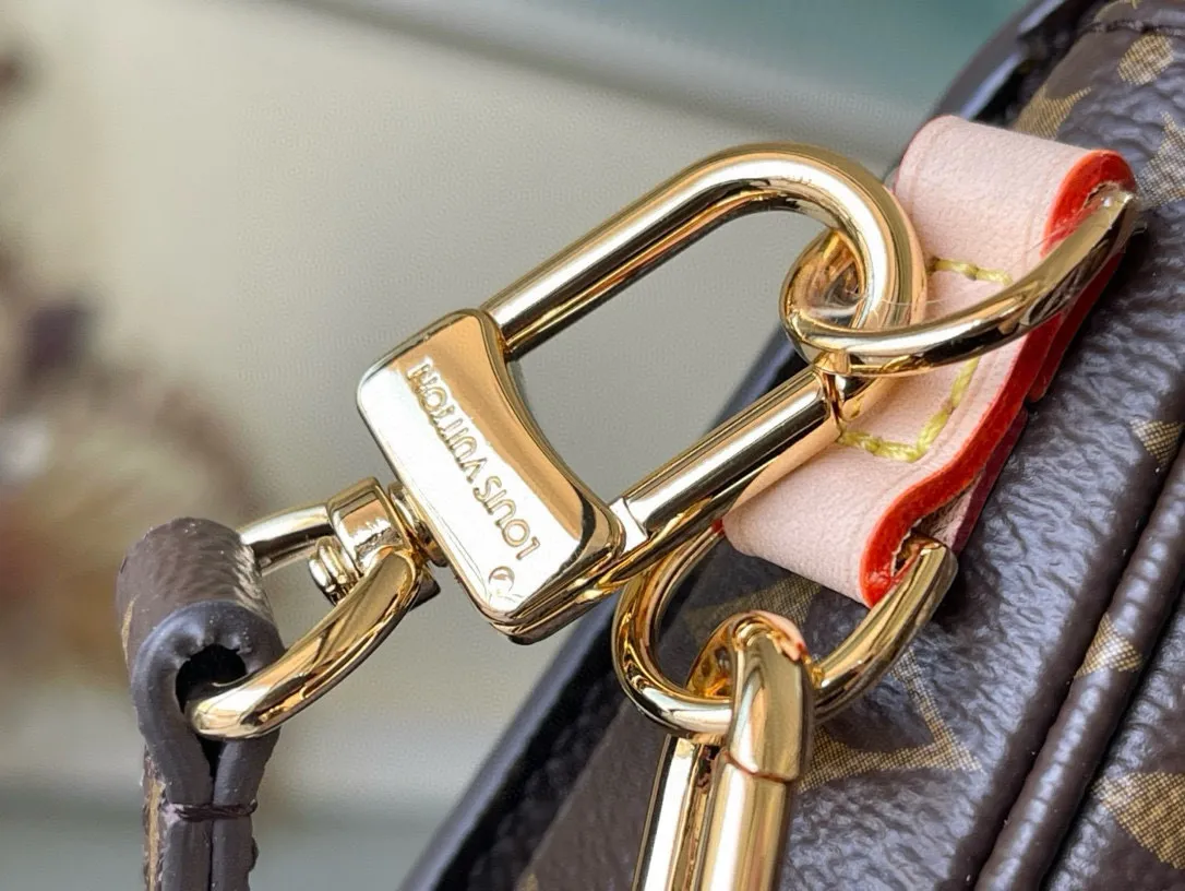 💰800 (Steel Hardware) Top Original M46279 Presbyopia Pochette Métis East West handbag is made of Monogram canvas, cow leather trim and S-lock lock. While continuing the classic elements, it also has modern details such as a short chain on the shoulder. Generously constructed with compartments, zippered interior and exterior pockets to easily store your iPhone 13. Dimensions: 21.5 x 13.5 x 6 cm