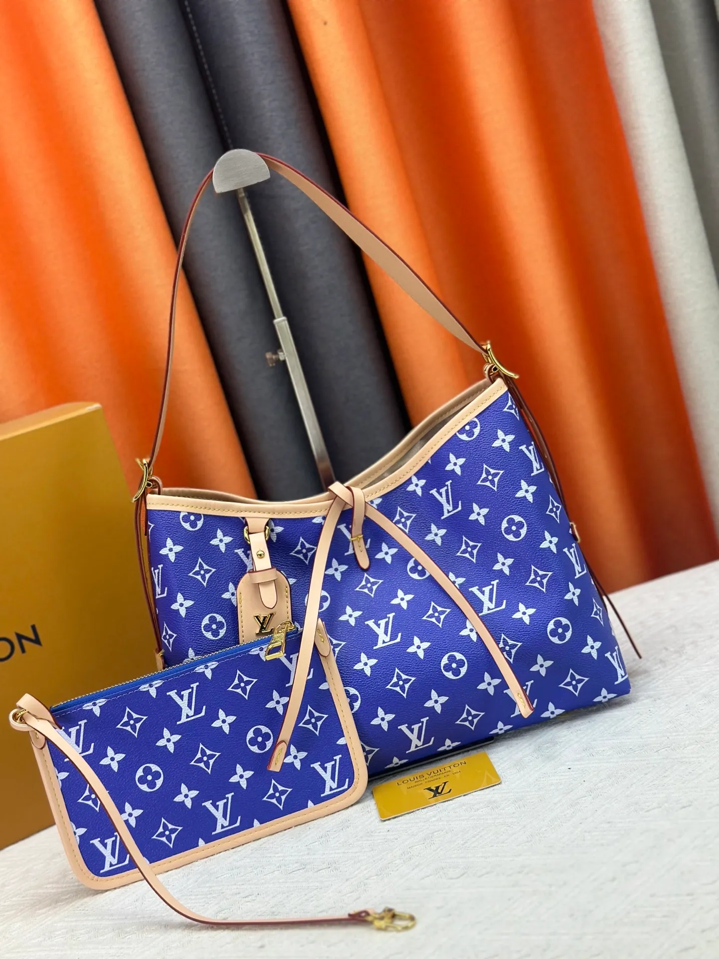 P280 upgraded original M24861 M25143 M46203 M46197 Colorful, legendary CarryAll medium handbag, with Monogram canvas and leather trimming to create a body-fitting design. There's a zipped pocket inside the ample space, and a detachable zipped clutch adds a functional element, with a buckle-adjustable handle. Small size: 29 x 24 x 12 cm,