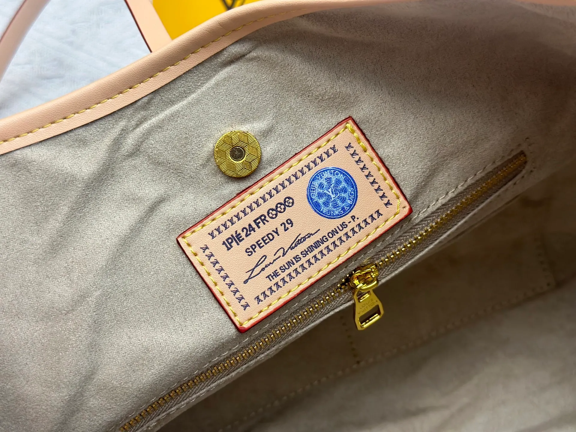P280 upgraded original M24861 M25143 M46203 M46197 Colorful, legendary CarryAll medium handbag, with Monogram canvas and leather trimming to create a body-fitting design. There's a zipped pocket inside the ample space, and a detachable zipped clutch adds a functional element, with a buckle-adjustable handle. Small size: 29 x 24 x 12 cm,