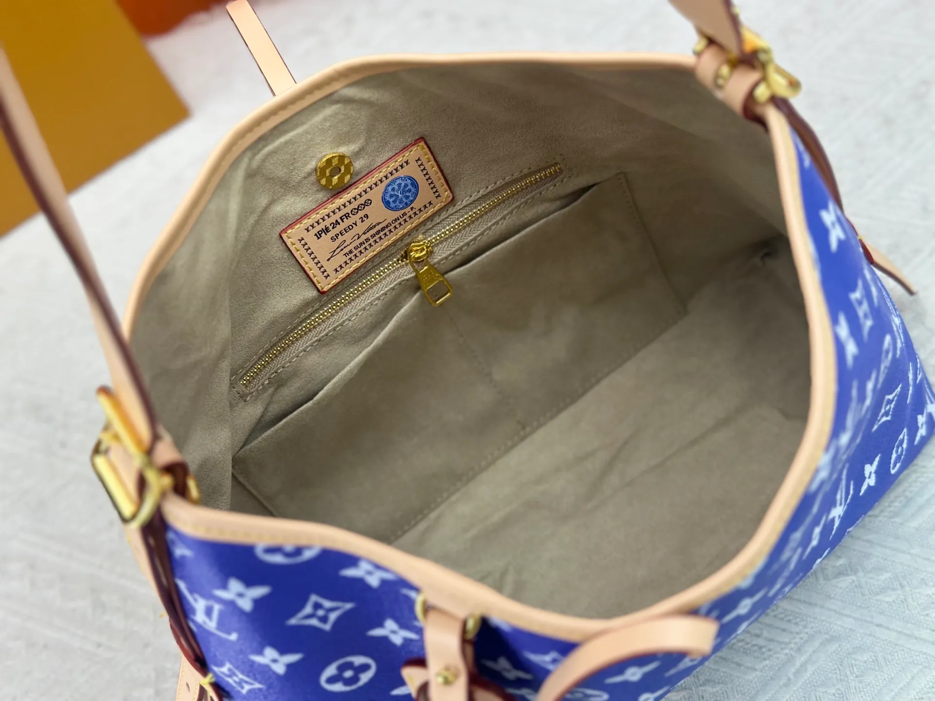P280 upgraded original M24861 M25143 M46203 M46197 Colorful, legendary CarryAll medium handbag, with Monogram canvas and leather trimming to create a body-fitting design. There's a zipped pocket inside the ample space, and a detachable zipped clutch adds a functional element, with a buckle-adjustable handle. Small size: 29 x 24 x 12 cm,