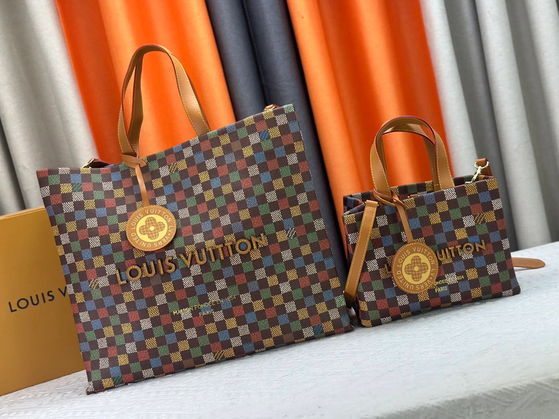 P280 upgraded original M24861 M25143 M46203 M46197 Colorful, legendary CarryAll medium handbag, with Monogram canvas and leather trimming to create a body-fitting design. There's a zipped pocket inside the ample space, and a detachable zipped clutch adds a functional element, with a buckle-adjustable handle. Small size: 29 x 24 x 12 cm,