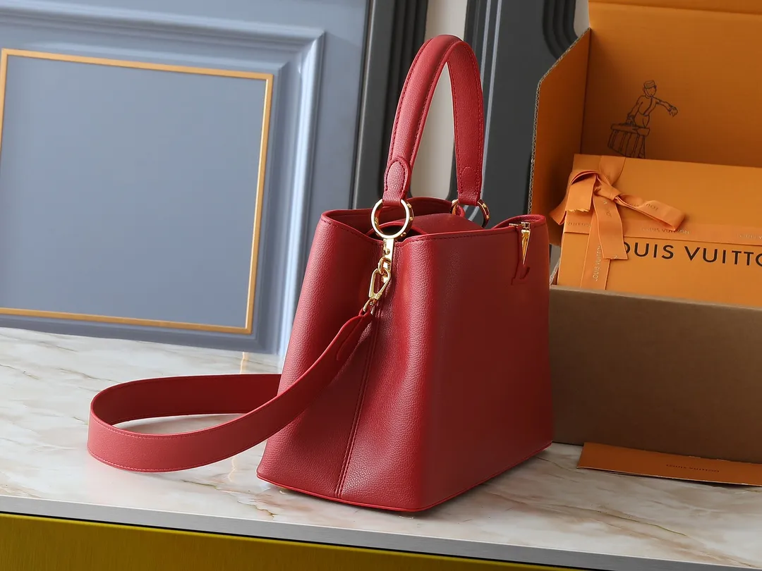 💰400💰Guangzhou goods Upgraded original M13027 M24879 M24620 M24607 This large Capucines Souple handbag relies on tanning technology to give the glossy grained cow leather a soft texture, interpreting an enlarged version of the brand's classic configuration. Plenty of space for daily commuting and weekend travel. Dimensions: 38.0 x 23.0 x 16.0 cm (length x height x width)