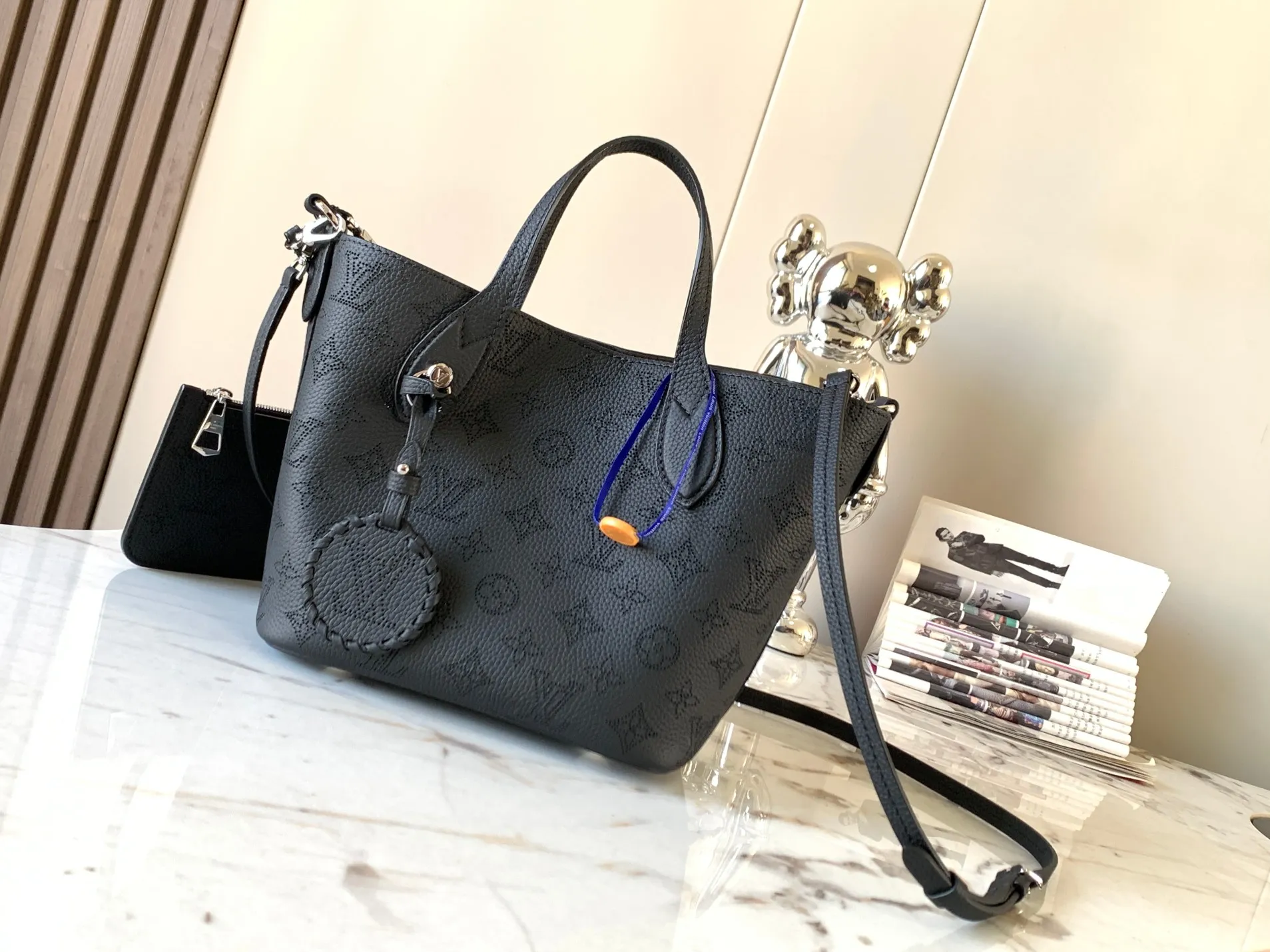 P1500【Original Leather💋M21848 Black】This Blossom small handbag is made of engraved and perforated cow leather, which demonstrates practical functions in a leisurely style. The inner compartment is equipped with a detachable zipper bag to easily accommodate daily needs; the handle is convenient for carrying by hand or elbow, and the detachable and adjustable shoulder strap adds shoulder and cross-body options. Detailed dimensions: 20 x 20 x 12.5 cm