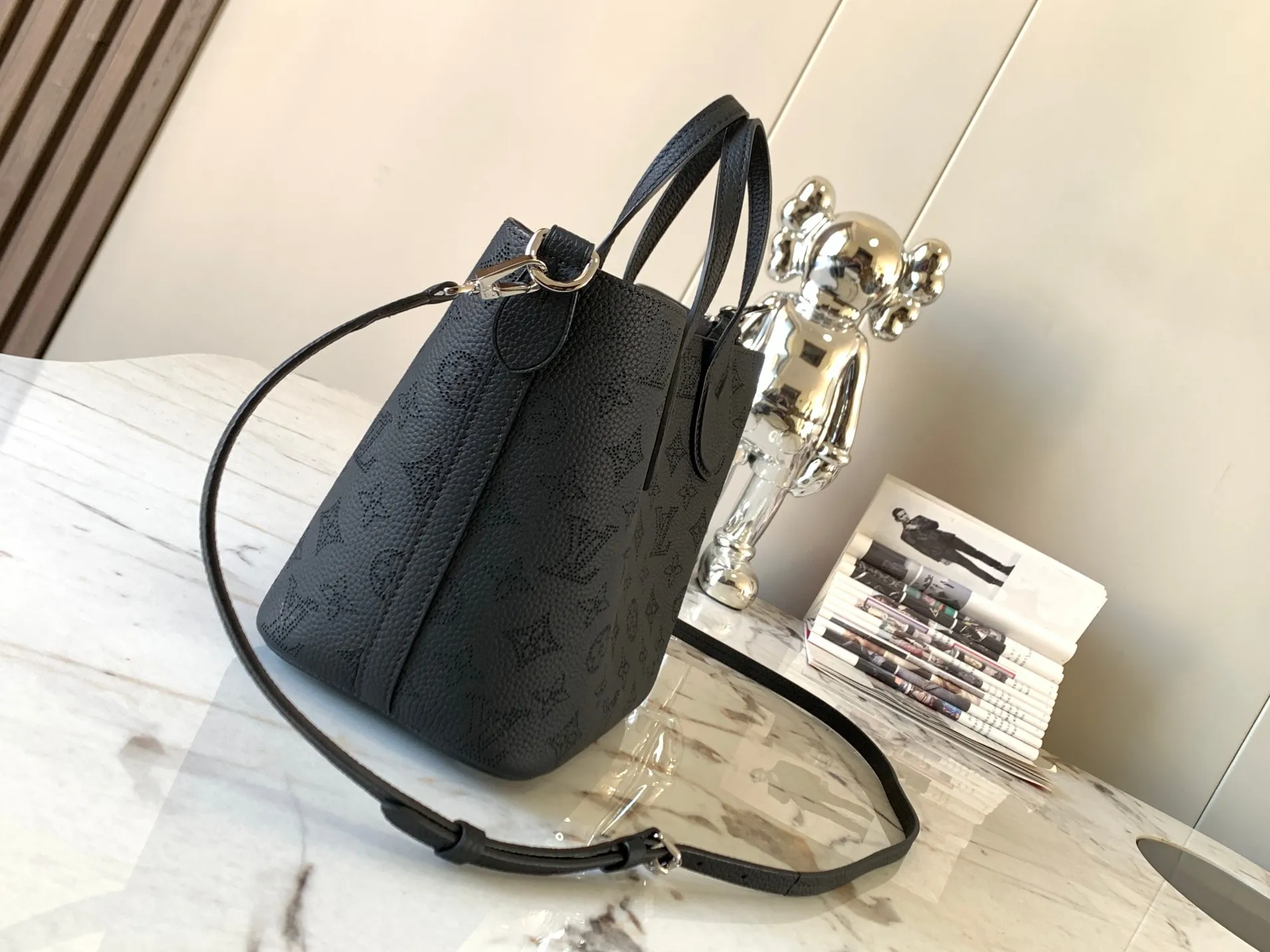 P1500【Original Leather💋M21848 Black】This Blossom small handbag is made of engraved and perforated cow leather, which demonstrates practical functions in a leisurely style. The inner compartment is equipped with a detachable zipper bag to easily accommodate daily needs; the handle is convenient for carrying by hand or elbow, and the detachable and adjustable shoulder strap adds shoulder and cross-body options. Detailed dimensions: 20 x 20 x 12.5 cm