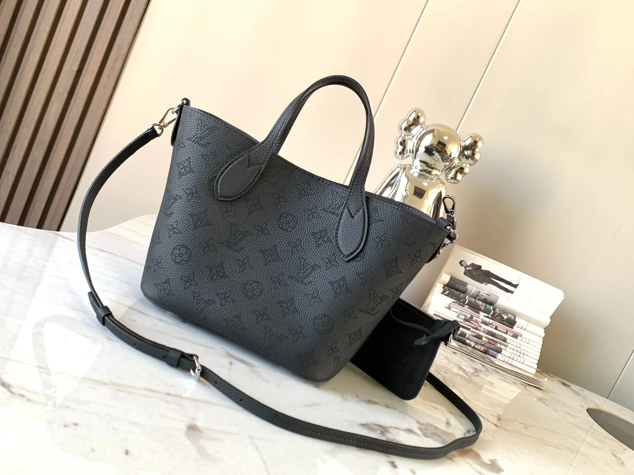 P1500【Original Leather💋M21848 Black】This Blossom small handbag is made of engraved and perforated cow leather, which demonstrates practical functions in a leisurely style. The inner compartment is equipped with a detachable zipper bag to easily accommodate daily needs; the handle is convenient for carrying by hand or elbow, and the detachable and adjustable shoulder strap adds shoulder and cross-body options. Detailed dimensions: 20 x 20 x 12.5 cm