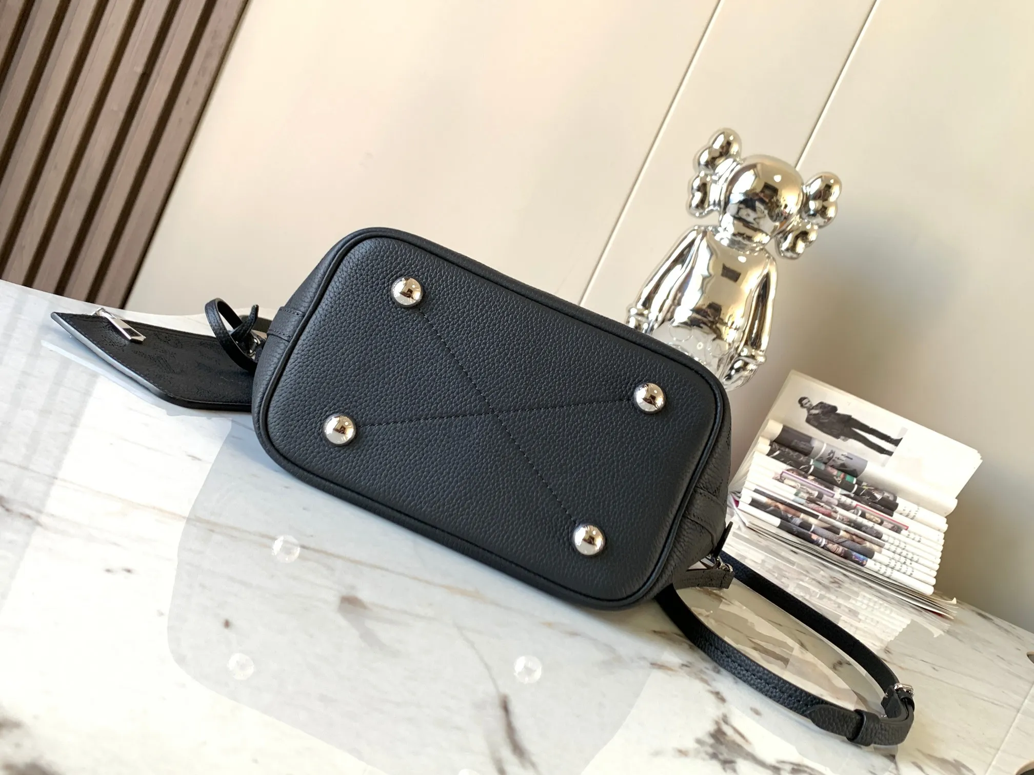 P1500【Original Leather💋M21848 Black】This Blossom small handbag is made of engraved and perforated cow leather, which demonstrates practical functions in a leisurely style. The inner compartment is equipped with a detachable zipper bag to easily accommodate daily needs; the handle is convenient for carrying by hand or elbow, and the detachable and adjustable shoulder strap adds shoulder and cross-body options. Detailed dimensions: 20 x 20 x 12.5 cm