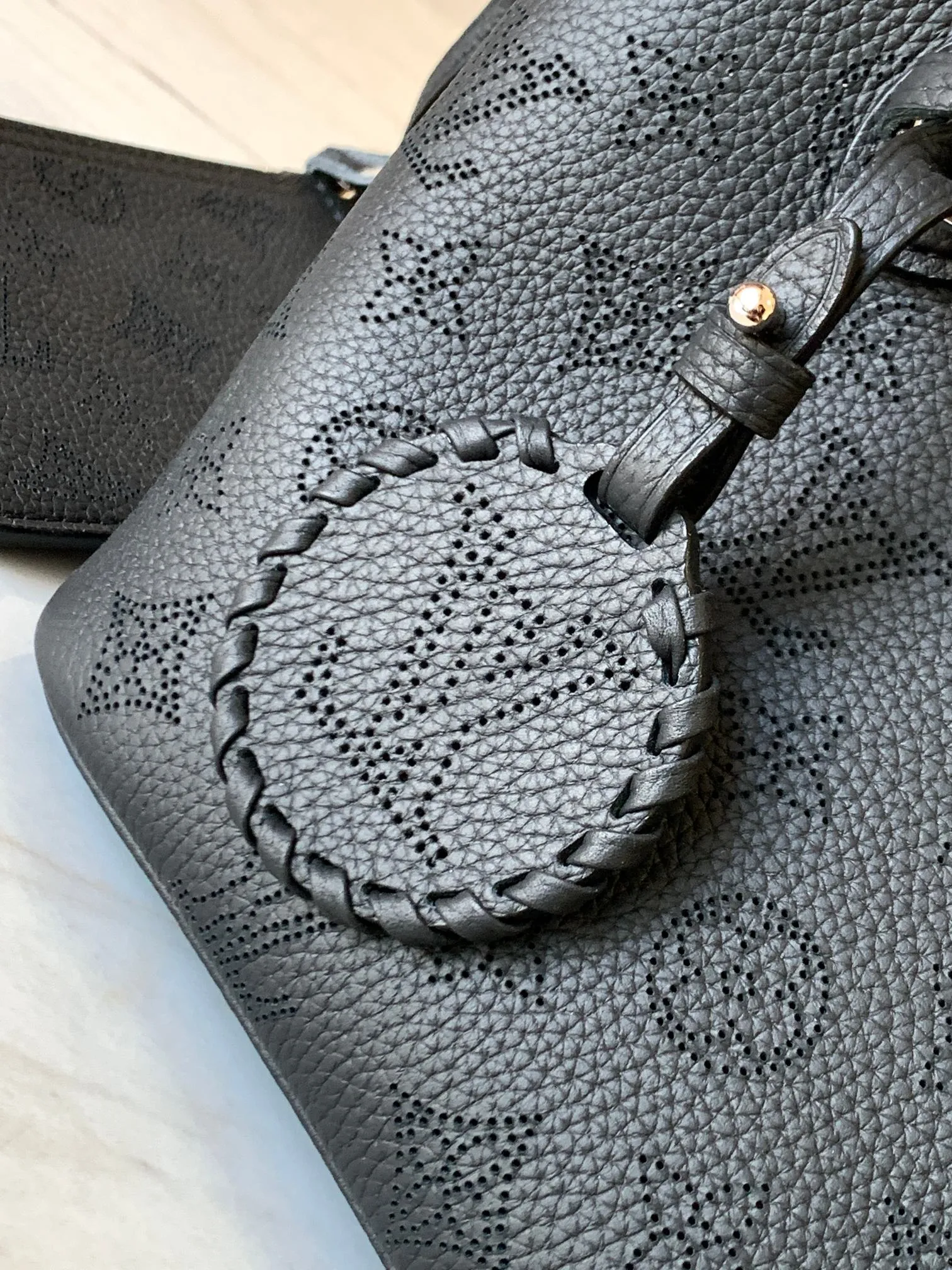 P1500【Original Leather💋M21848 Black】This Blossom small handbag is made of engraved and perforated cow leather, which demonstrates practical functions in a leisurely style. The inner compartment is equipped with a detachable zipper bag to easily accommodate daily needs; the handle is convenient for carrying by hand or elbow, and the detachable and adjustable shoulder strap adds shoulder and cross-body options. Detailed dimensions: 20 x 20 x 12.5 cm