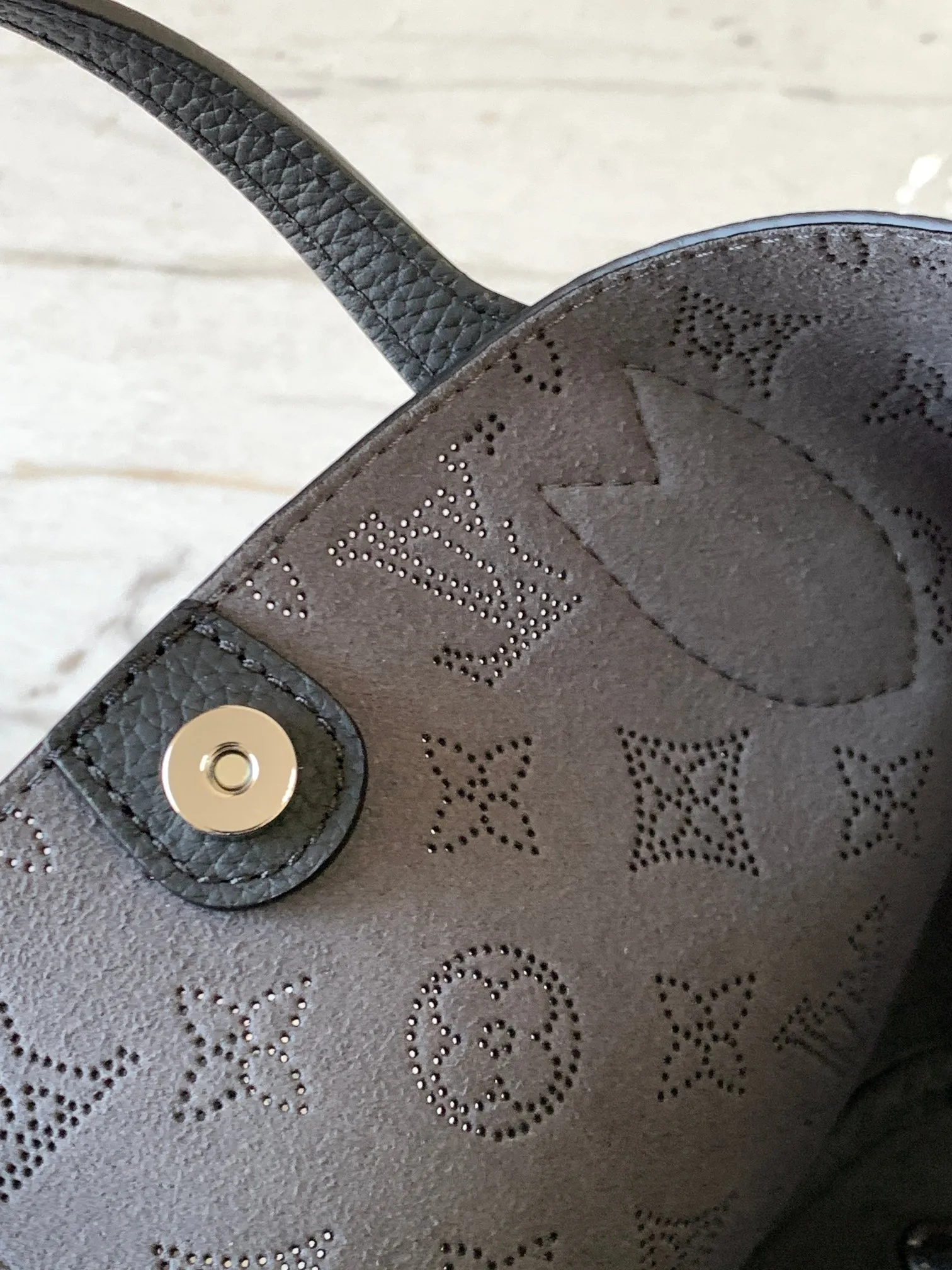P1500【Original Leather💋M21848 Black】This Blossom small handbag is made of engraved and perforated cow leather, which demonstrates practical functions in a leisurely style. The inner compartment is equipped with a detachable zipper bag to easily accommodate daily needs; the handle is convenient for carrying by hand or elbow, and the detachable and adjustable shoulder strap adds shoulder and cross-body options. Detailed dimensions: 20 x 20 x 12.5 cm