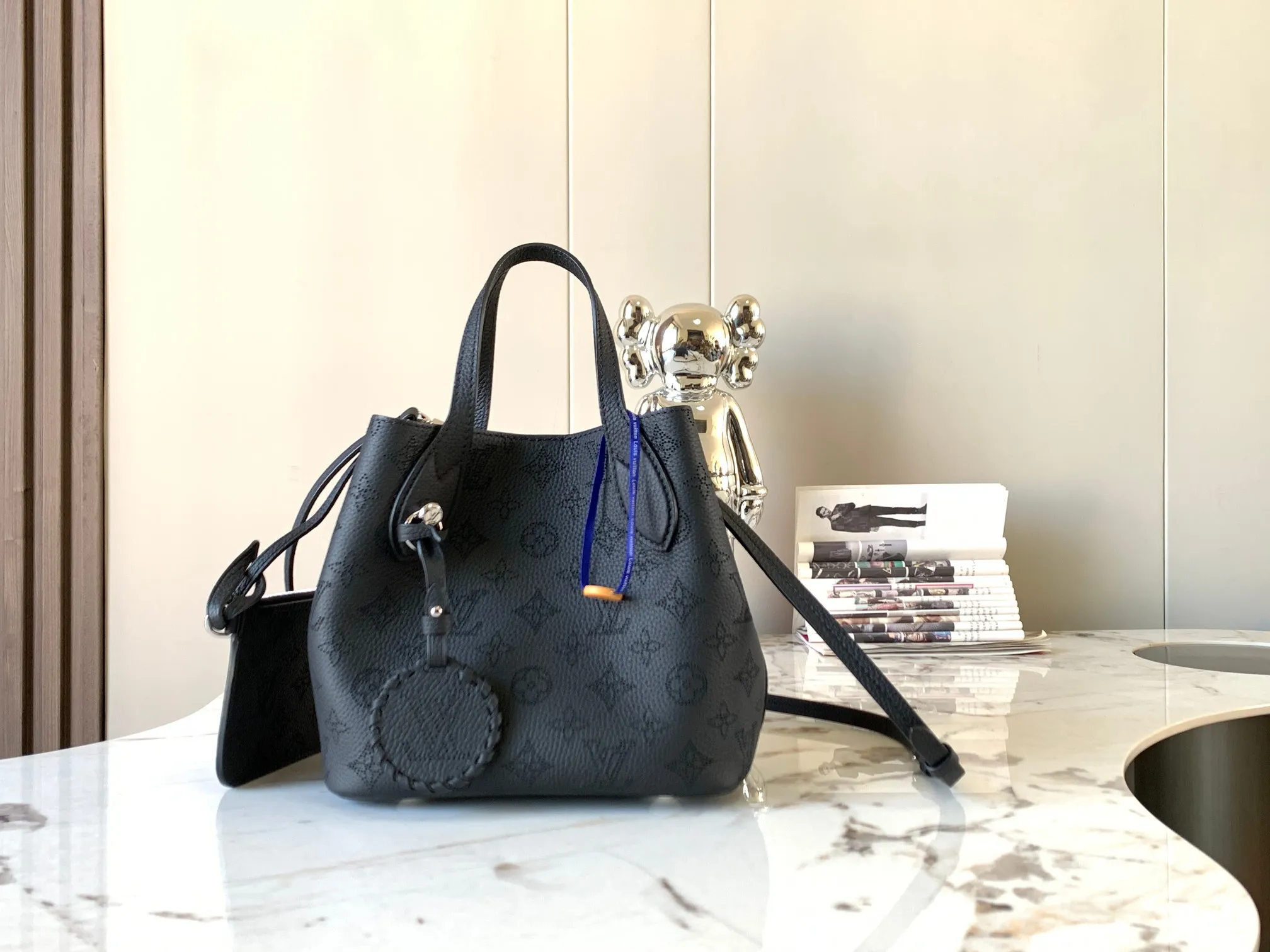 P1500【Original Leather💋M21848 Black】This Blossom small handbag is made of engraved and perforated cow leather, which demonstrates practical functions in a leisurely style. The inner compartment is equipped with a detachable zipper bag to easily accommodate daily needs; the handle is convenient for carrying by hand or elbow, and the detachable and adjustable shoulder strap adds shoulder and cross-body options. Detailed dimensions: 20 x 20 x 12.5 cm
