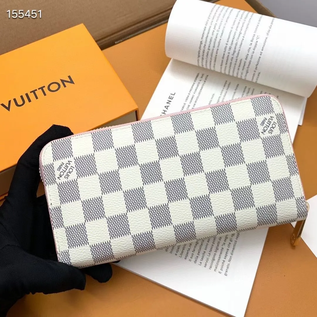 P100💰 💎M60017 inner color ❤️ brown powder ZIPPY zipper wallet. The Zippy wallet pays homage to Louis Vuitton's heritage of travel and trunk making, with a travel-style patch and Louis Vuitton logo. With its compact interior and simple design, this wallet is ideal for everyday use. Model M60017. Size: 19x10.