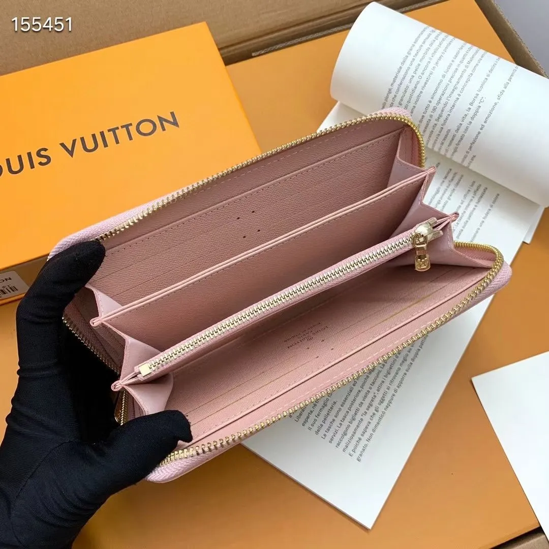 P100💰 💎M60017 inner color ❤️ brown powder ZIPPY zipper wallet. The Zippy wallet pays homage to Louis Vuitton's heritage of travel and trunk making, with a travel-style patch and Louis Vuitton logo. With its compact interior and simple design, this wallet is ideal for everyday use. Model M60017. Size: 19x10.