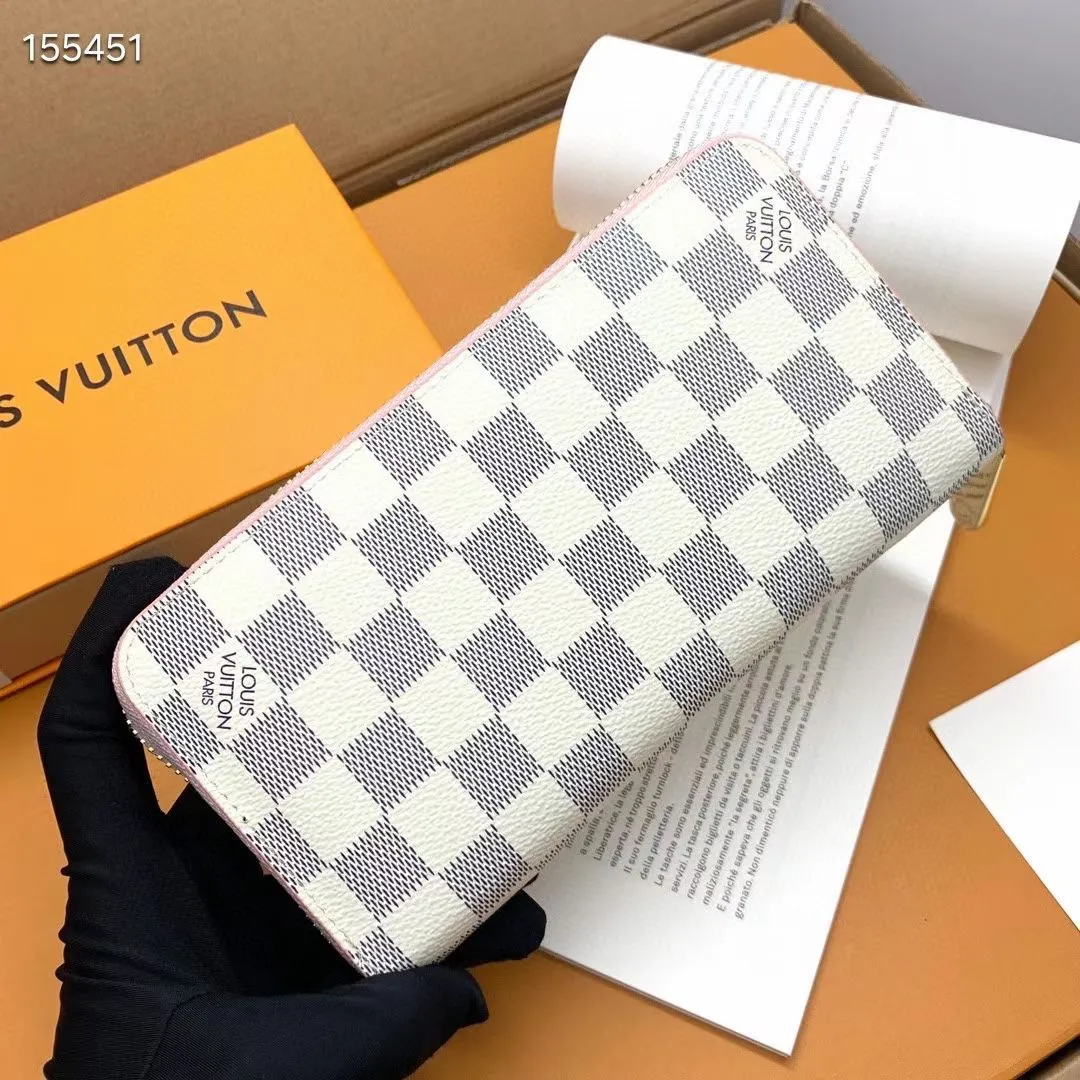 P100💰 💎M60017 inner color ❤️ brown powder ZIPPY zipper wallet. The Zippy wallet pays homage to Louis Vuitton's heritage of travel and trunk making, with a travel-style patch and Louis Vuitton logo. With its compact interior and simple design, this wallet is ideal for everyday use. Model M60017. Size: 19x10.