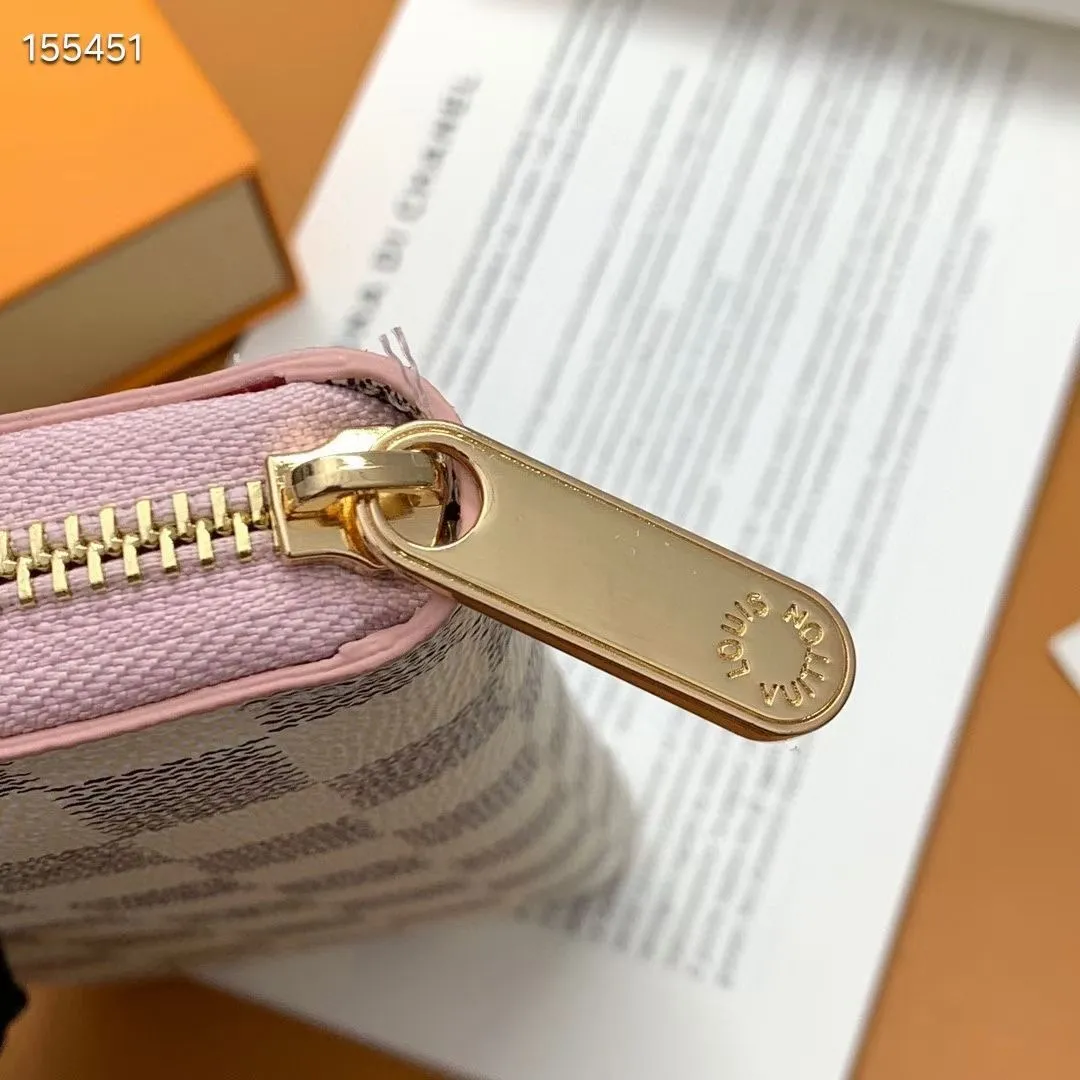 P100💰 💎M60017 inner color ❤️ brown powder ZIPPY zipper wallet. The Zippy wallet pays homage to Louis Vuitton's heritage of travel and trunk making, with a travel-style patch and Louis Vuitton logo. With its compact interior and simple design, this wallet is ideal for everyday use. Model M60017. Size: 19x10.