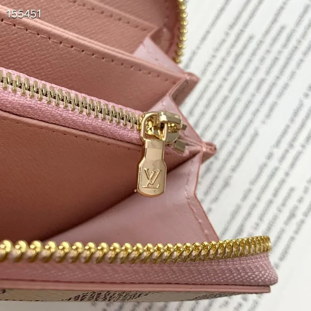 P100💰 💎M60017 inner color ❤️ brown powder ZIPPY zipper wallet. The Zippy wallet pays homage to Louis Vuitton's heritage of travel and trunk making, with a travel-style patch and Louis Vuitton logo. With its compact interior and simple design, this wallet is ideal for everyday use. Model M60017. Size: 19x10.