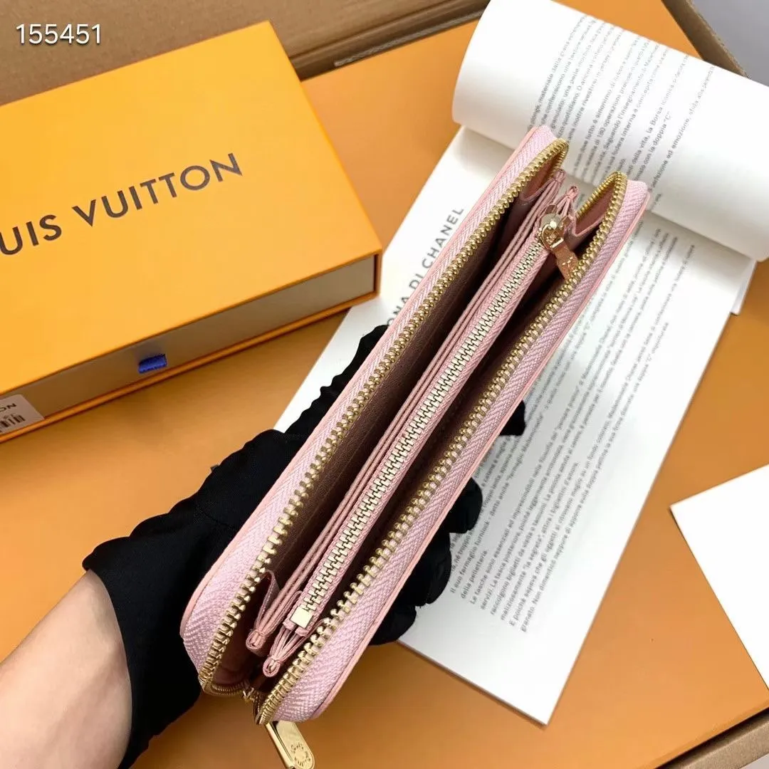 P100💰 💎M60017 inner color ❤️ brown powder ZIPPY zipper wallet. The Zippy wallet pays homage to Louis Vuitton's heritage of travel and trunk making, with a travel-style patch and Louis Vuitton logo. With its compact interior and simple design, this wallet is ideal for everyday use. Model M60017. Size: 19x10.