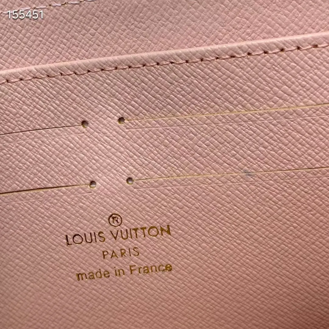 P100💰 💎M60017 inner color ❤️ brown powder ZIPPY zipper wallet. The Zippy wallet pays homage to Louis Vuitton's heritage of travel and trunk making, with a travel-style patch and Louis Vuitton logo. With its compact interior and simple design, this wallet is ideal for everyday use. Model M60017. Size: 19x10.