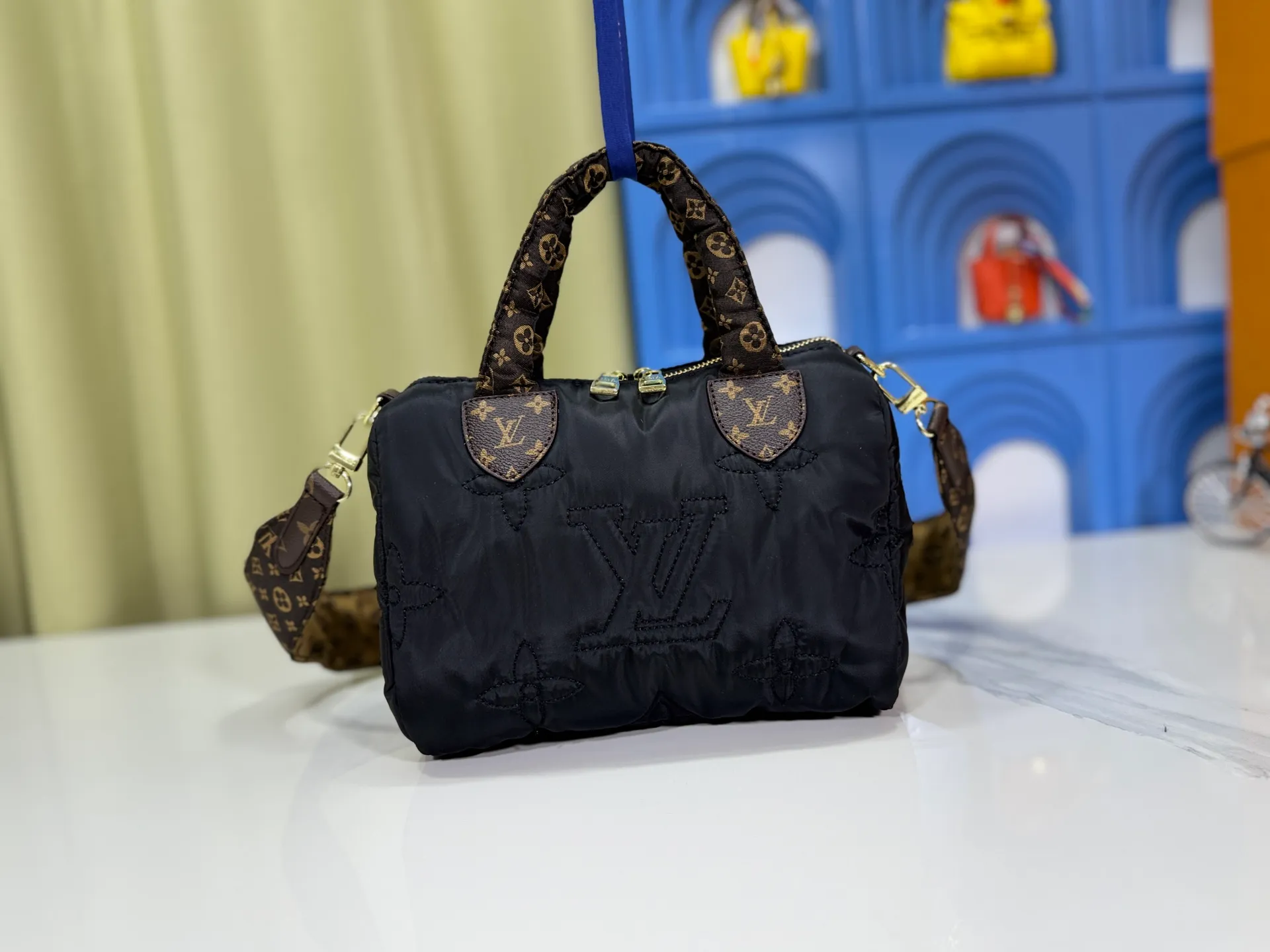 P240 upgraded original M21061 M20937 M59008 This LV Pillow Speedy Bandoulière 25 handbag injects a cool attitude into the brand's classic configuration. Recycled padded nylon has a matte sheen, with Monogram embroidery and Mini Monogram canvas trim. The top handle and shoulder strap are both padded, making it softer, warmer and more comfortable to carry. Dimensions: 25.0 x 19.0 x 15.0 cm (length x height x width)