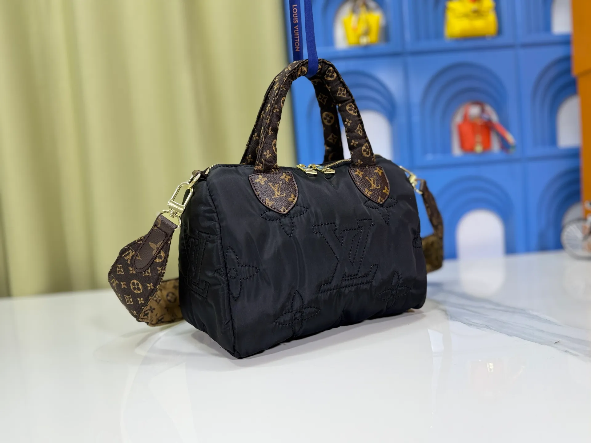 P240 upgraded original M21061 M20937 M59008 This LV Pillow Speedy Bandoulière 25 handbag injects a cool attitude into the brand's classic configuration. Recycled padded nylon has a matte sheen, with Monogram embroidery and Mini Monogram canvas trim. The top handle and shoulder strap are both padded, making it softer, warmer and more comfortable to carry. Dimensions: 25.0 x 19.0 x 15.0 cm (length x height x width)