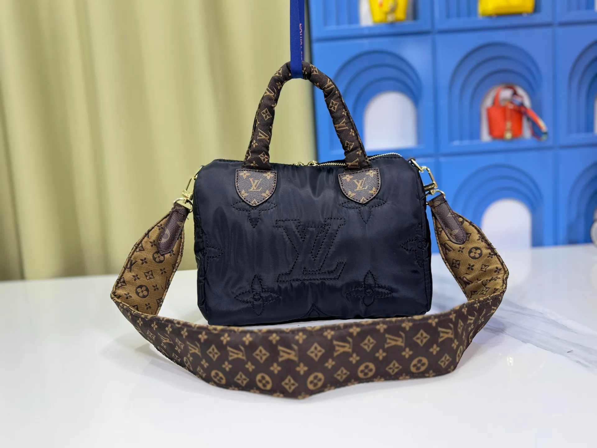 P240 upgraded original M21061 M20937 M59008 This LV Pillow Speedy Bandoulière 25 handbag injects a cool attitude into the brand's classic configuration. Recycled padded nylon has a matte sheen, with Monogram embroidery and Mini Monogram canvas trim. The top handle and shoulder strap are both padded, making it softer, warmer and more comfortable to carry. Dimensions: 25.0 x 19.0 x 15.0 cm (length x height x width)
