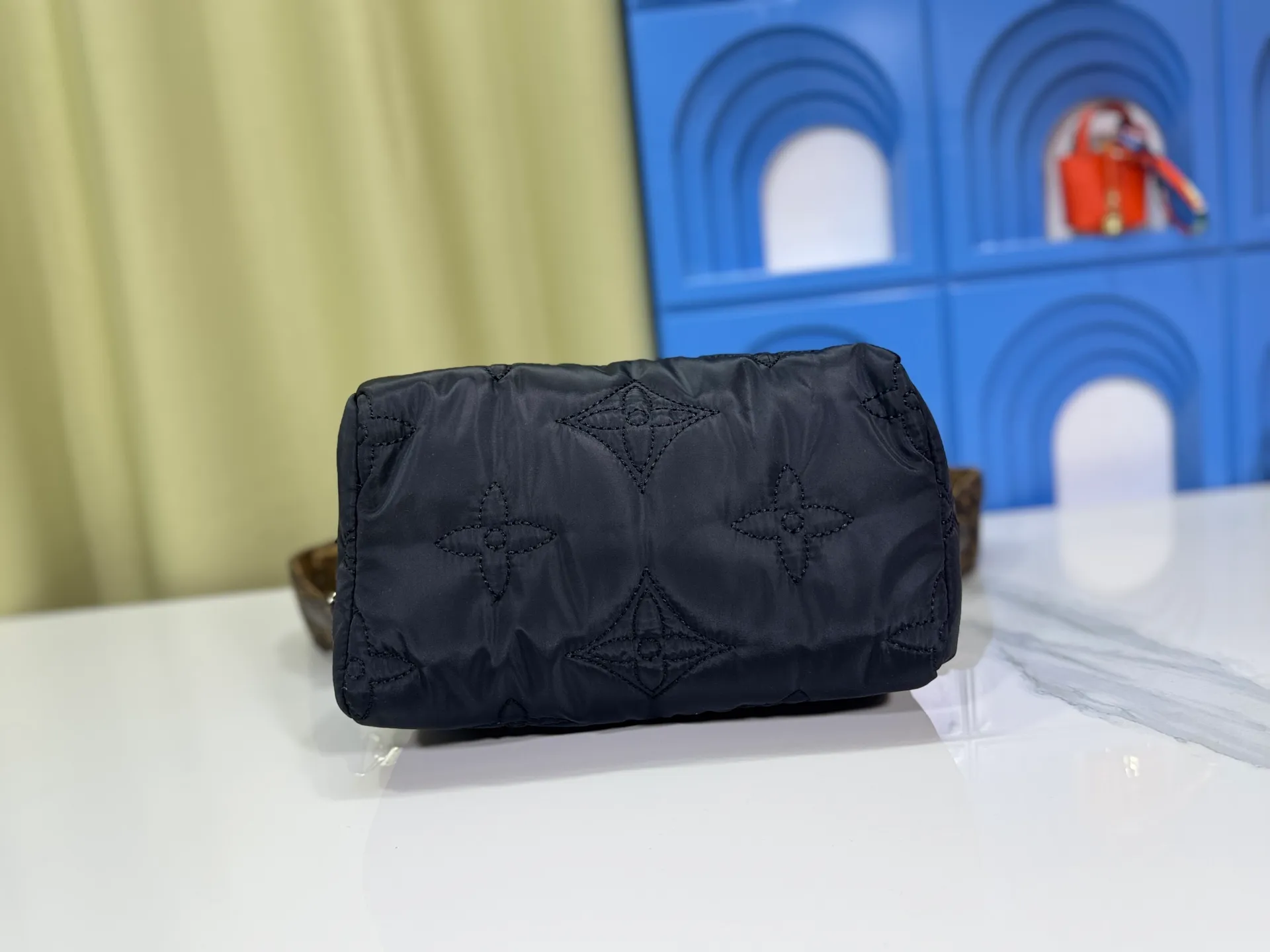 P240 upgraded original M21061 M20937 M59008 This LV Pillow Speedy Bandoulière 25 handbag injects a cool attitude into the brand's classic configuration. Recycled padded nylon has a matte sheen, with Monogram embroidery and Mini Monogram canvas trim. The top handle and shoulder strap are both padded, making it softer, warmer and more comfortable to carry. Dimensions: 25.0 x 19.0 x 15.0 cm (length x height x width)
