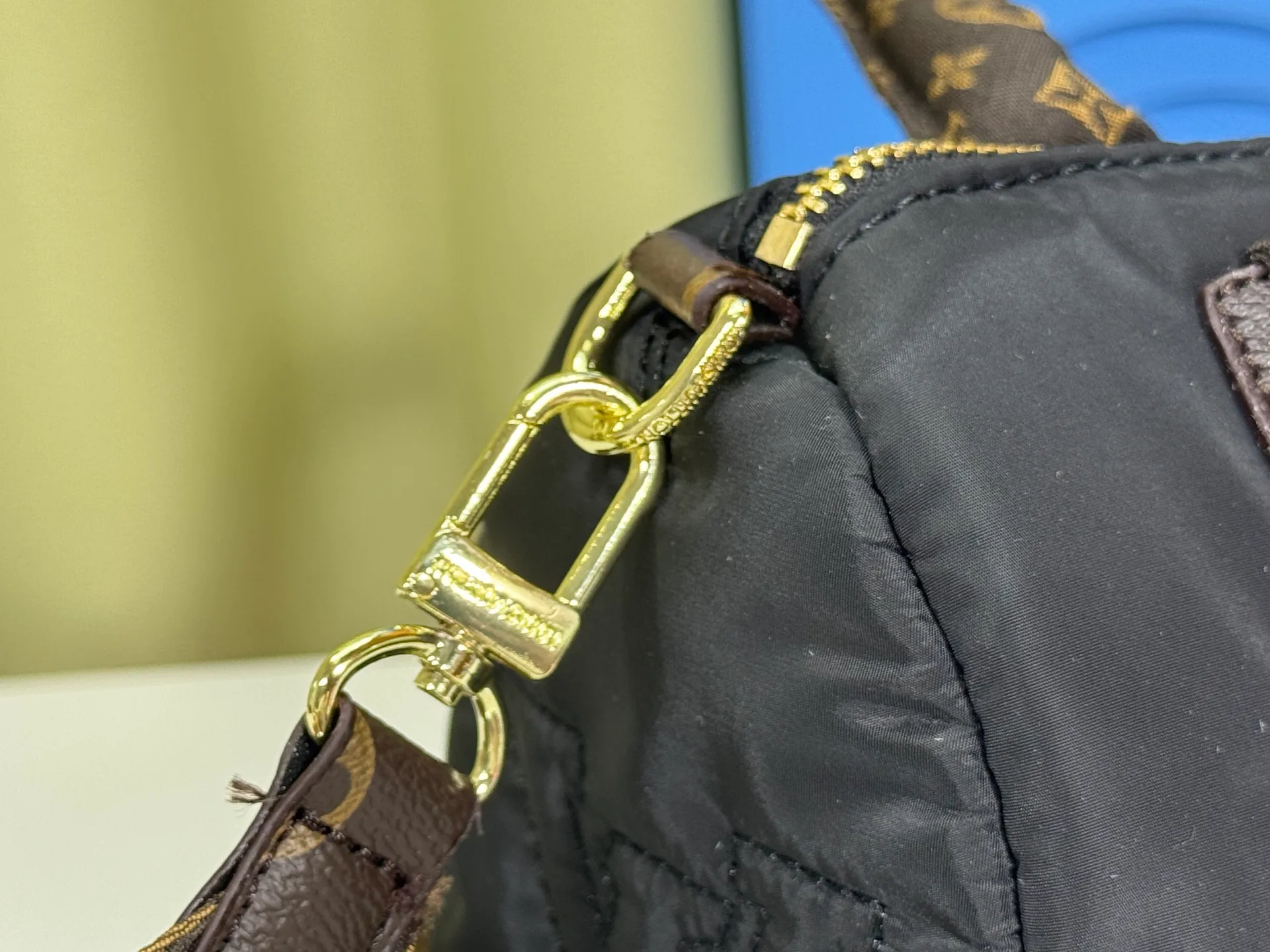 P240 upgraded original M21061 M20937 M59008 This LV Pillow Speedy Bandoulière 25 handbag injects a cool attitude into the brand's classic configuration. Recycled padded nylon has a matte sheen, with Monogram embroidery and Mini Monogram canvas trim. The top handle and shoulder strap are both padded, making it softer, warmer and more comfortable to carry. Dimensions: 25.0 x 19.0 x 15.0 cm (length x height x width)