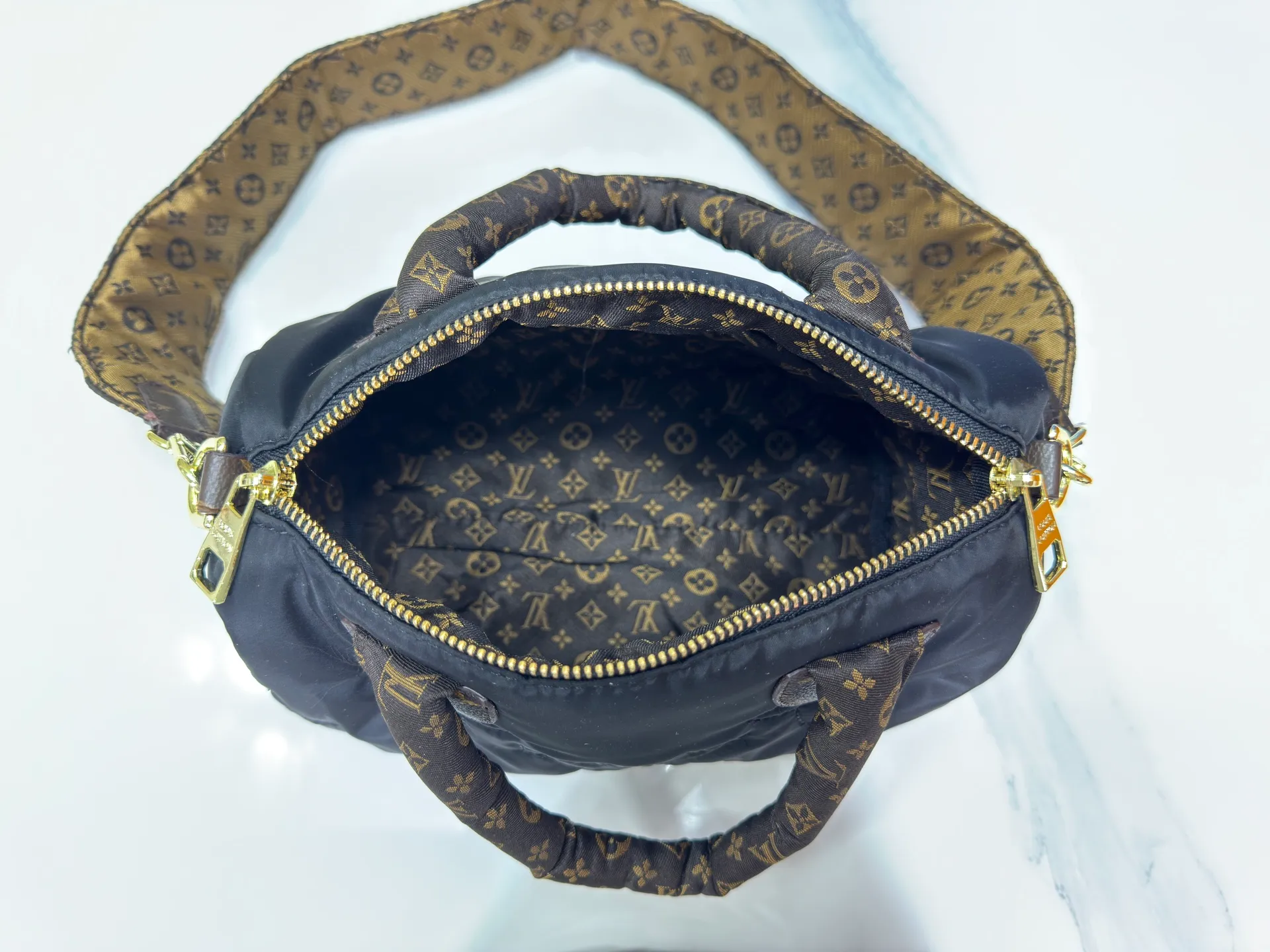 P240 upgraded original M21061 M20937 M59008 This LV Pillow Speedy Bandoulière 25 handbag injects a cool attitude into the brand's classic configuration. Recycled padded nylon has a matte sheen, with Monogram embroidery and Mini Monogram canvas trim. The top handle and shoulder strap are both padded, making it softer, warmer and more comfortable to carry. Dimensions: 25.0 x 19.0 x 15.0 cm (length x height x width)