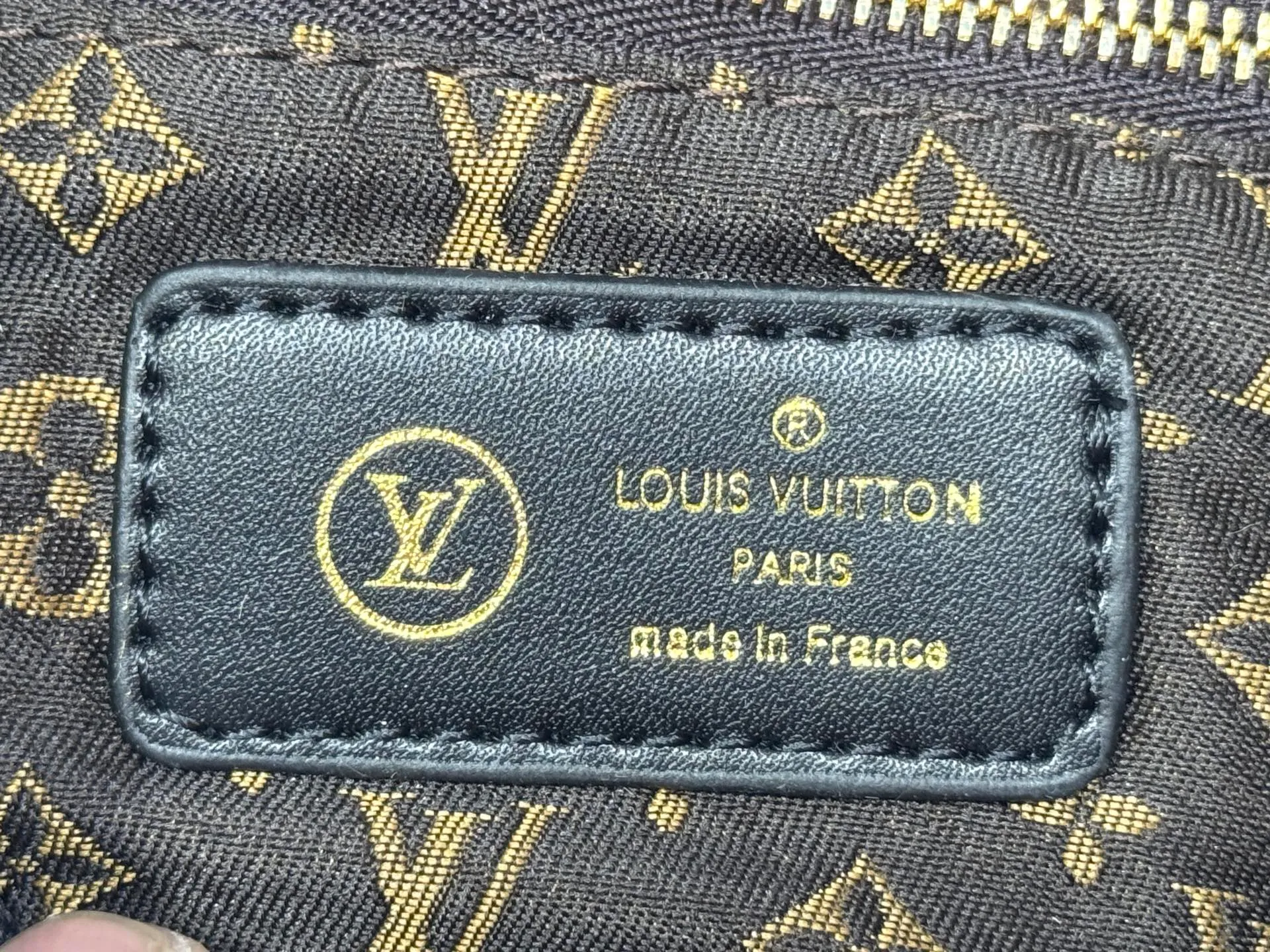 P240 upgraded original M21061 M20937 M59008 This LV Pillow Speedy Bandoulière 25 handbag injects a cool attitude into the brand's classic configuration. Recycled padded nylon has a matte sheen, with Monogram embroidery and Mini Monogram canvas trim. The top handle and shoulder strap are both padded, making it softer, warmer and more comfortable to carry. Dimensions: 25.0 x 19.0 x 15.0 cm (length x height x width)