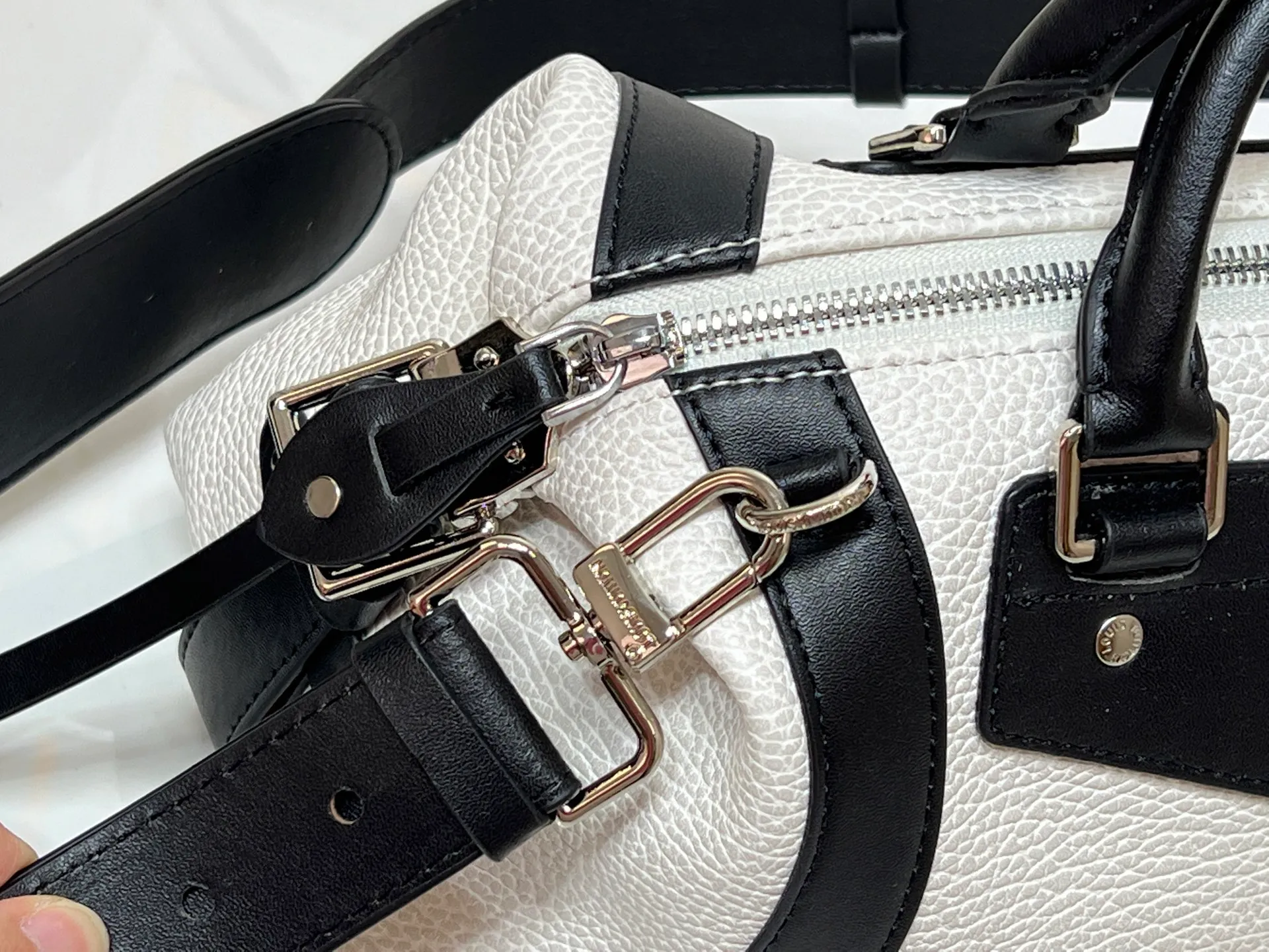 Batch 320💰【Exclusive real shot】Medium size M25566 M14623 full leather motorcycle bag M14702 M14700 NANO LV BIKER handbag This Nano LV Rider handbag is from the 2025 spring and summer series. It is made of pixelated grain sheep leather with smooth cow leather elements, and is decorated with LV Circle logo. The foldable configuration makes it easy to store in a suitcase, and the modern design adds a rock-n-roll edge to any look. Dimensions: 10 x 10 x 23 cm