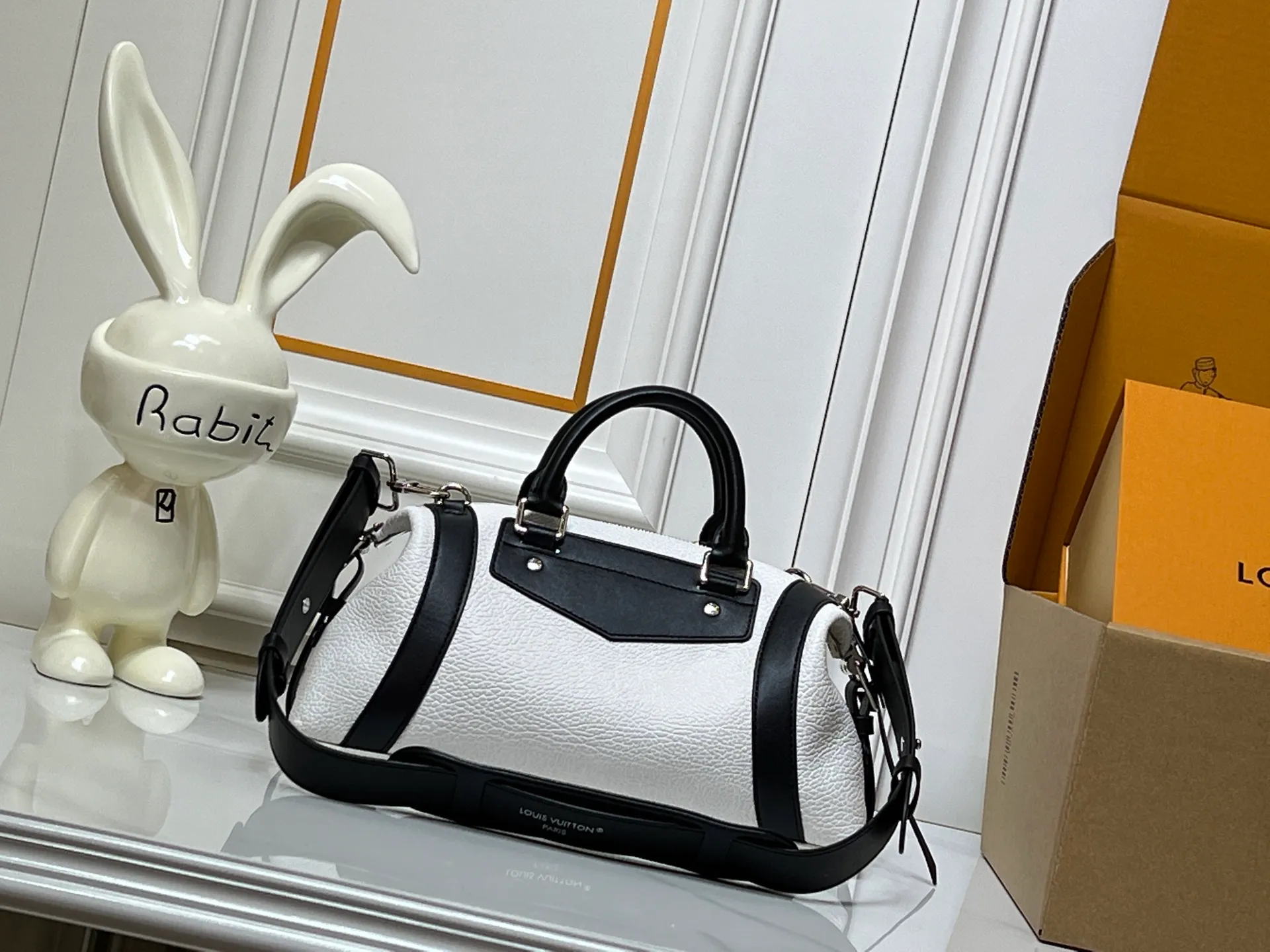Batch 320💰【Exclusive real shot】Medium size M25566 M14623 full leather motorcycle bag M14702 M14700 NANO LV BIKER handbag This Nano LV Rider handbag is from the 2025 spring and summer series. It is made of pixelated grain sheep leather with smooth cow leather elements, and is decorated with LV Circle logo. The foldable configuration makes it easy to store in a suitcase, and the modern design adds a rock-n-roll edge to any look. Dimensions: 10 x 10 x 23 cm