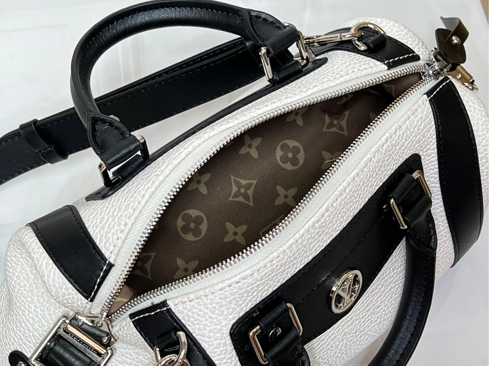 Batch 320💰【Exclusive real shot】Medium size M25566 M14623 full leather motorcycle bag M14702 M14700 NANO LV BIKER handbag This Nano LV Rider handbag is from the 2025 spring and summer series. It is made of pixelated grain sheep leather with smooth cow leather elements, and is decorated with LV Circle logo. The foldable configuration makes it easy to store in a suitcase, and the modern design adds a rock-n-roll edge to any look. Dimensions: 10 x 10 x 23 cm
