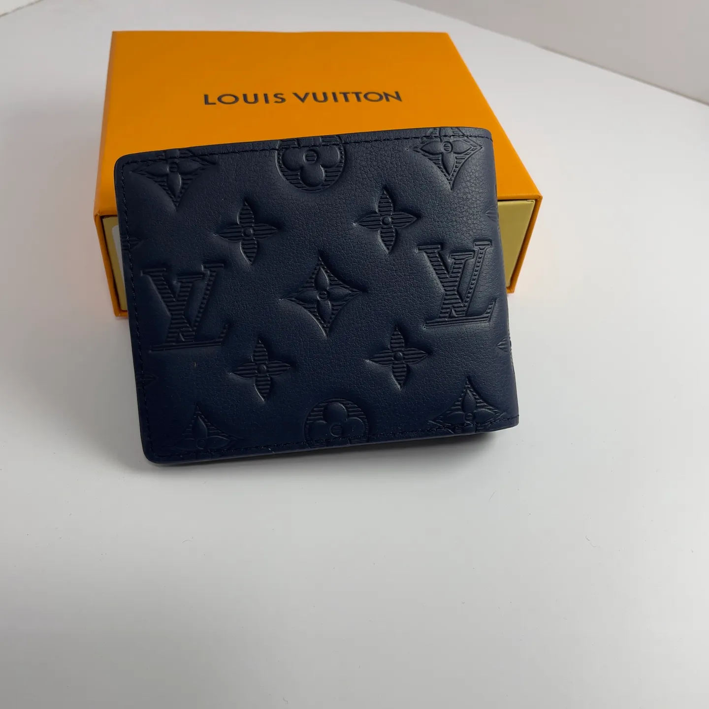 Factory price 300 [Top original order] M14787 blue short clip 👏👏MULTIPLE Wallet This Louis Vuitton Multiple wallet has a refreshing and simple design. The black Monogram Shadow calfskin fabric is very soft and decorated with the iconic Monogram embossing. Compact in size, it is extremely portable and equipped with multiple credit card slots and compartments for receipts and banknotes, making it extremely practical. Dimensions: 11.5 x 9.0 x 1.5 cm.